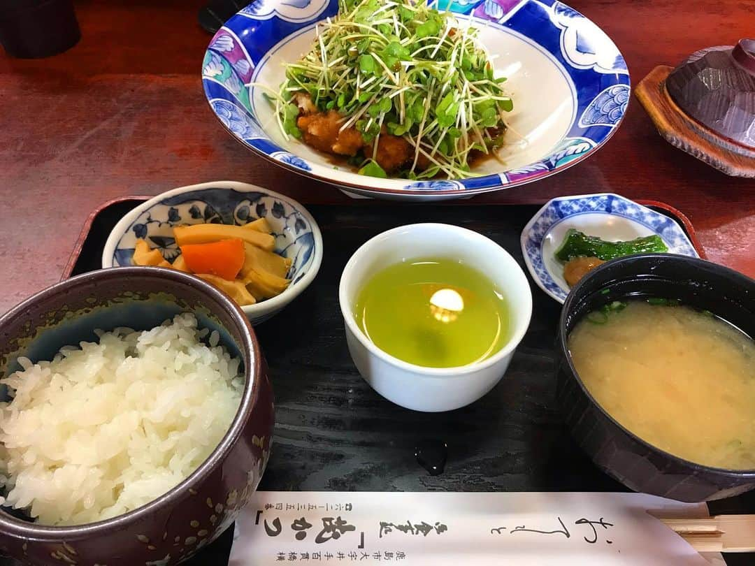 井上花実さんのインスタグラム写真 - (井上花実Instagram)「とても美味しい鹿島のご飯屋さん、友だちのお店なのですが、本当にオススメなのでリポストします☺️ 私のおすすめはヒレおろしカツ定食です @maiporin0315 : 新型コロナウイルスの感染拡大防止に伴い お客様と従業員の健康と安全確保のため 当店も下記のとおり営業時間を変更しております。 朝11時～夜19時  また、持ち帰りもできます。 持ち帰りの場合、6/30までの期間中 お会計500円ごとに200円のクーポン券がついてきます。  鹿島市内のクーポン券加盟店であれば、どこでもご利用いただけます。 (有効期限：7/12) ※お電話で予約していただくと大変スムーズです。 ℡：0954625354  外出を控えられているみなさん、 この機会に当店の味をご自宅でゆっくり楽しんでみませんか？ :  #佐賀グルメ#鹿島市#佐賀県鹿島市#鹿島テイクアウト#佐賀テイクアウト#茂かつ」5月6日 20時10分 - hana87_mi3