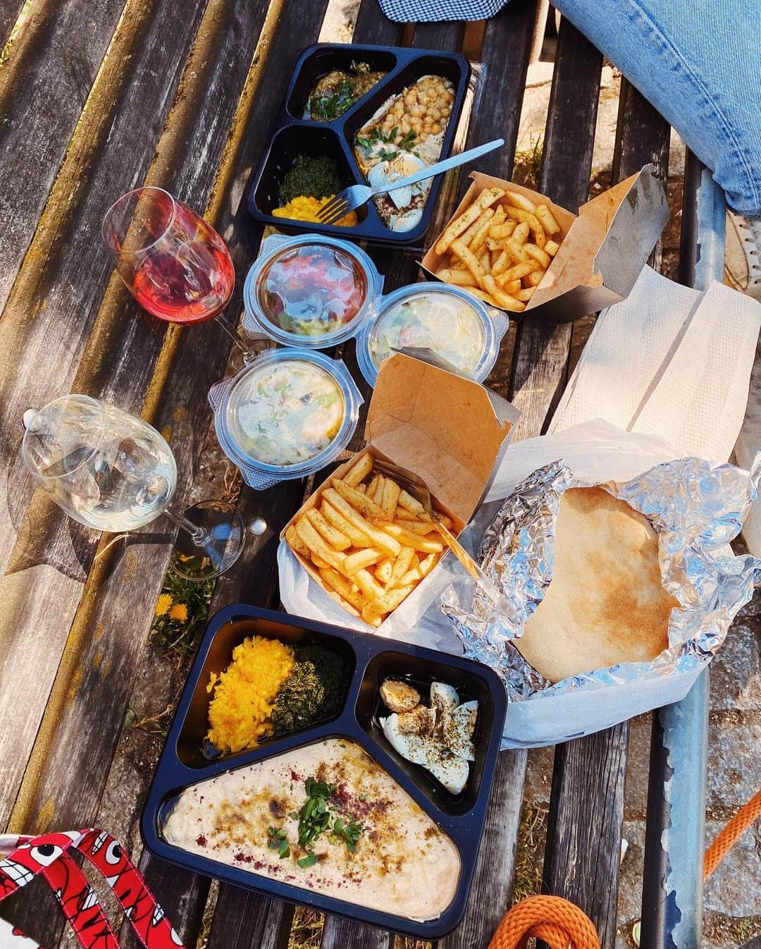 STIL IN BERLINのインスタグラム：「Delicious and filling outdoor lunch from @kanaan_berlin the other week.  Now that the possibility of table service being allowed again is in sight, I wanted to know if you, the guests, would have any concern about dining at a restaurant. A quick poll in my stories brought the following results – 432 people replied, of which 42% think the idea of visiting a restaurant again sounds too risky. The main reason is the behaviour of other guests, who might not obey the distance or may come in despite having symptoms. Some mention the bathrooms as a concern, consider it an unnecessary risk for themselves and the staff, are part of a risk group or insecure about their own behaviour. Only few said they were concerned about the restaurant not obeying the rules. However, majority said they would only sit outdoors. There’s not going to be any return to Before Times, any time soon, if ever. #berlinfood #foodinberlin #berlinfoodie #visit_berlin」