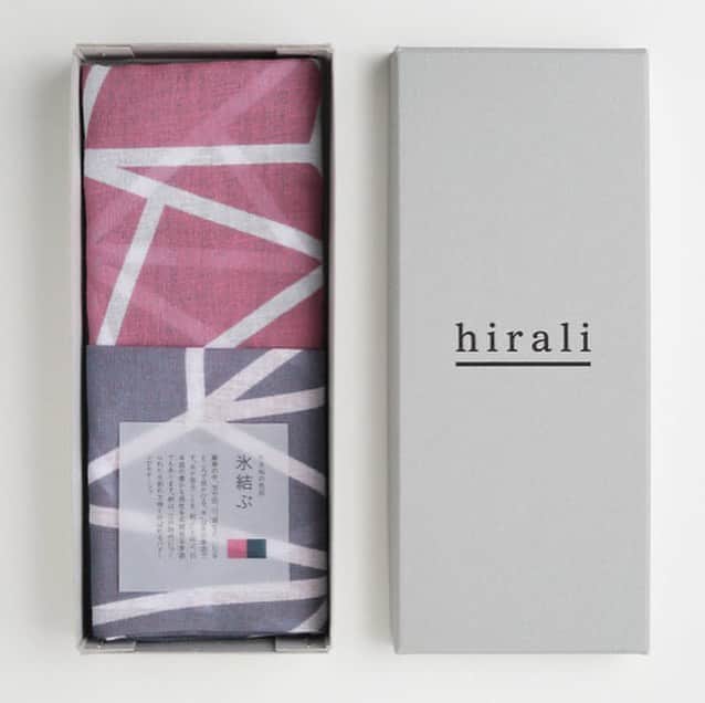 hiraliさんのインスタグラム写真 - (hiraliInstagram)「☆hirali ガーゼストールのご紹介☆  日本の四季を感じさせてくれる、軽やかで心地よいガーゼストール。「ロール捺染」という独自の技法で、表・裏を異なるカラーに染め上げました。  しっかりと厚みのあるボード紙製の箱に入れてお届けしますので、プレゼントやギフトにも最適です。  素材には、「上美（じょうび）」というガーゼ生地を選定して使用しています。使い込む程にどんどん肌触りが良くなり、やわらかく優しい風合いに。  大人の女性に似合う上品な佇まいで、シンプルな装いのアクセントにぴったりです。  母の日のプレゼントにも。 . . ◾️マスクのプレゼントキャンペーン実施中です◾️ . ネットショップ「キナリノ」「iichi」で弊社商品を購入された方にhiraliガーゼ生地のマスクをプレゼントいたします。 （こちらの店舗のみ対象です。ショップURL . https://kinarino-mall.jp/hirali . https://www.iichi.com/shop/takenosenko） . ☆税込み1500円ご購入ごとにマスクを1枚プレゼントいたします。 . （例）：税込み3000円以上ご購入で、マスク2枚プレゼント！  詳しくは各サイトでご覧ください。  ホームページ http://takenosenko.jp/  #母の日#母の日ギフト #キナリノ#キナリノモール #マスク #hirali#ひらり#てぬぐい#手ぬぐい#竹野染工 #丁寧な暮らし#今日のてぬぐい#手ぬぐいのある暮らし #伝統工芸#布#生地#テキスタイル#北欧 #traditional #madeinjapan #ロール捺染 #暮らし#暮らしの雑貨#和雑貨 #雑貨#Oo#ワォ#堺市」5月6日 20時18分 - hiralitenugui