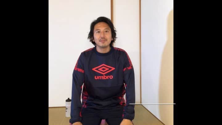 橋本英郎のインスタグラム：「【おうち簡単トレーニング】DAY7  今回は、ヨガのポーズですが、トレーニングにも繋がるので、こちらを入れさせてもらいます。 ． キャット＆カウ ポイントは、  四つん這い。 ・肩の真下に両手をつく ・お尻の真下に膝 ． ・息を吐いて背中を丸め肩甲骨を開く ・吸いながら背骨を反らす ・力を抜いて滑らかに繰り返す  また呼吸のリズムをしっかり動きに合わせましょう！ ． 回数は、反って丸めてを往復5回。 ． 回数は少ないですが、ゆっくり動かしてやると結構時間がかかります。 ． ． 出来るようになったら出来る限り猫の丸まった時に手で地面を押さないようにしましょう。 ． 背骨が腰から首までしなるよう１つずつ動かしてみましょう。  無理せずゆっくり、ゆったりチャレンジしてね。 ． いいおうち時間をお過ごし下さい。 ． ． ．  #おうちでトレーニング  #簡単トレーニング  #fc今治  #橋本英郎  #umbro  #2週間  #毎日トレーニング  #家トレ  #いまできること」