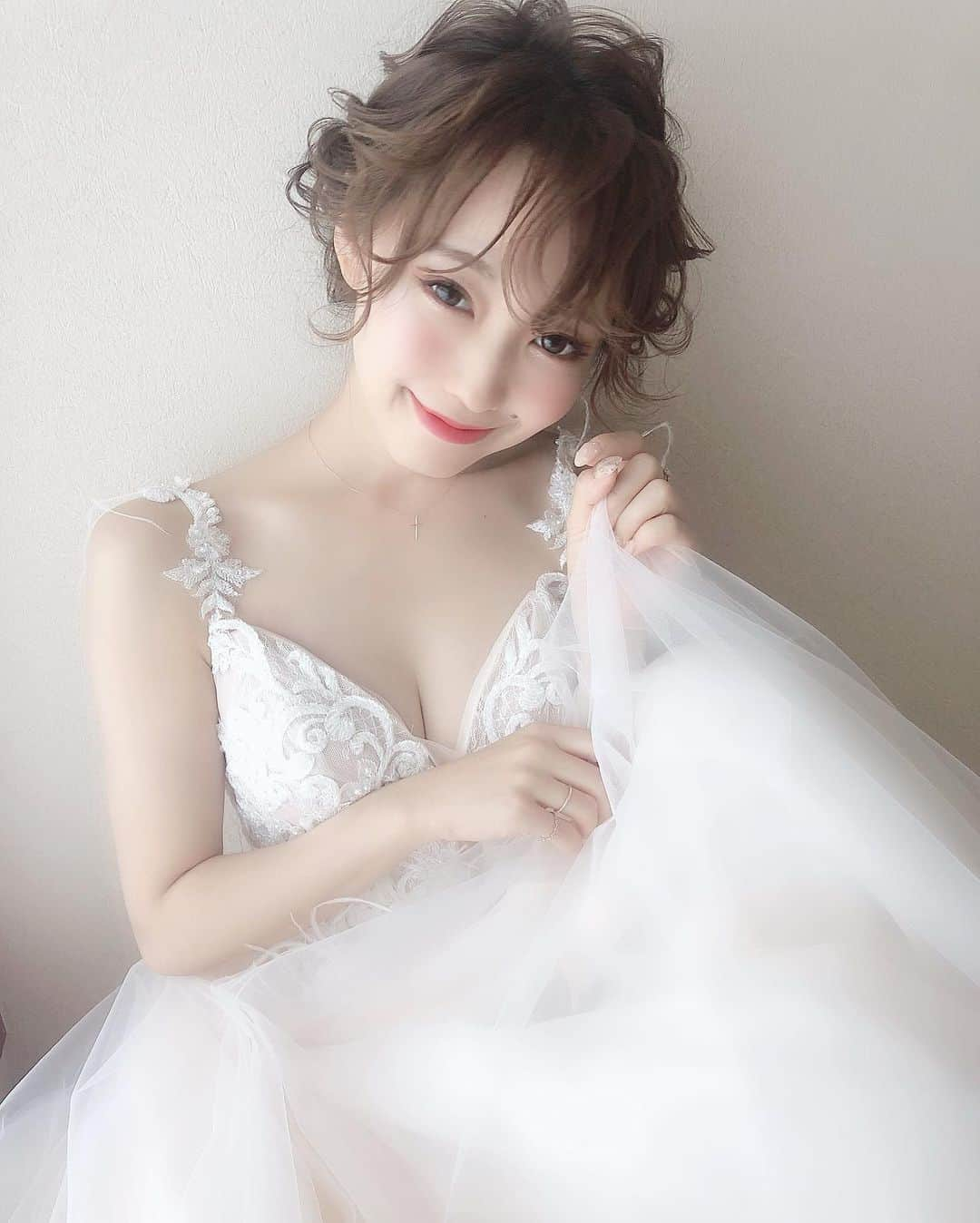 白岩まちこさんのインスタグラム写真 - (白岩まちこInstagram)「≫≫👰🏼...𝐛𝐫𝐢𝐝𝐚𝐥 𝐡𝐚𝐢𝐫  ㅤㅤㅤㅤㅤㅤㅤㅤㅤㅤㅤㅤㅤ  1年前ぐらい前の写真👰🏼📸ㅤㅤㅤㅤㅤㅤㅤㅤㅤㅤㅤㅤㅤ ㅤㅤㅤㅤㅤㅤㅤㅤㅤㅤㅤㅤㅤ ㅤㅤㅤㅤㅤㅤㅤㅤㅤㅤㅤㅤㅤ ㅤㅤㅤㅤㅤㅤㅤㅤㅤㅤㅤㅤㅤ こうやって見ると、カラコンも大きかったし、 1年でメイクもちょっと変わったなぁー🙈🌀 ㅤㅤㅤㅤㅤㅤㅤㅤㅤㅤㅤㅤㅤ ㅤㅤㅤㅤㅤㅤㅤㅤㅤㅤㅤㅤㅤ ㅤㅤㅤㅤㅤㅤㅤㅤㅤㅤㅤㅤㅤ ちなみに、２枚目は載せようか迷って 載せたことがなかったお蔵入り写真🤭‼️ ㅤㅤㅤㅤㅤㅤㅤㅤㅤㅤㅤㅤㅤ  ㅤㅤㅤㅤㅤㅤㅤㅤㅤㅤㅤㅤㅤ ㅤㅤㅤㅤㅤㅤㅤㅤㅤㅤㅤㅤㅤ みんなは、１枚目と２枚目どっちが好き🤔？ ㅤㅤㅤㅤㅤㅤㅤㅤㅤㅤㅤㅤㅤㅤㅤ ㅤㅤㅤㅤㅤㅤㅤㅤㅤㅤㅤㅤㅤ ㅤㅤㅤㅤㅤㅤㅤㅤㅤㅤㅤㅤㅤ ㅤㅤㅤㅤㅤㅤㅤㅤㅤㅤㅤㅤㅤ  #ウェディング#結婚式ヘアアレンジ #ウェディング撮影#ウェディングドレス #ヘアアレンジ#アレンジヘア#アップスタイル #ヘッドドレス#シースルーバング#前髪アレンジ#前髪#ドレス#チュールドレス#前撮りヘア#花嫁ヘア#お呼ばれヘア#ヘアセット#カラコン#メイク#ピンクメイク#ピンクリップ #ウェディングフォト#ウェディングヘア #プレ花嫁#フォトウェディング#結婚式 #ブライダル#白岩まちこ」5月6日 20時20分 - machichas