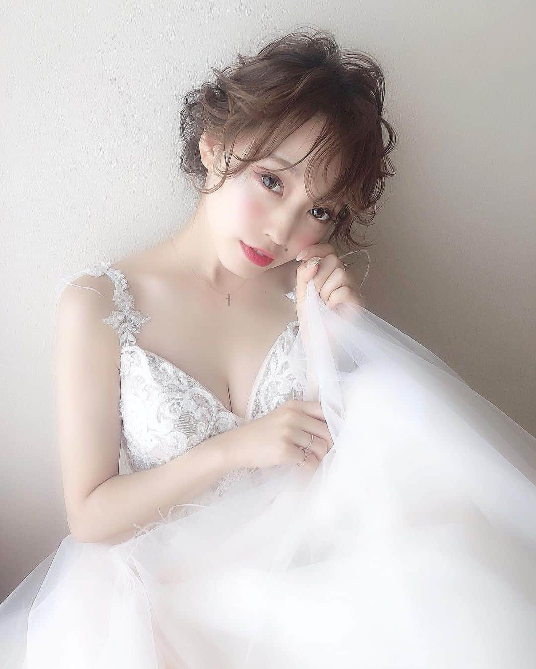 白岩まちこさんのインスタグラム写真 - (白岩まちこInstagram)「≫≫👰🏼...𝐛𝐫𝐢𝐝𝐚𝐥 𝐡𝐚𝐢𝐫  ㅤㅤㅤㅤㅤㅤㅤㅤㅤㅤㅤㅤㅤ  1年前ぐらい前の写真👰🏼📸ㅤㅤㅤㅤㅤㅤㅤㅤㅤㅤㅤㅤㅤ ㅤㅤㅤㅤㅤㅤㅤㅤㅤㅤㅤㅤㅤ ㅤㅤㅤㅤㅤㅤㅤㅤㅤㅤㅤㅤㅤ ㅤㅤㅤㅤㅤㅤㅤㅤㅤㅤㅤㅤㅤ こうやって見ると、カラコンも大きかったし、 1年でメイクもちょっと変わったなぁー🙈🌀 ㅤㅤㅤㅤㅤㅤㅤㅤㅤㅤㅤㅤㅤ ㅤㅤㅤㅤㅤㅤㅤㅤㅤㅤㅤㅤㅤ ㅤㅤㅤㅤㅤㅤㅤㅤㅤㅤㅤㅤㅤ ちなみに、２枚目は載せようか迷って 載せたことがなかったお蔵入り写真🤭‼️ ㅤㅤㅤㅤㅤㅤㅤㅤㅤㅤㅤㅤㅤ  ㅤㅤㅤㅤㅤㅤㅤㅤㅤㅤㅤㅤㅤ ㅤㅤㅤㅤㅤㅤㅤㅤㅤㅤㅤㅤㅤ みんなは、１枚目と２枚目どっちが好き🤔？ ㅤㅤㅤㅤㅤㅤㅤㅤㅤㅤㅤㅤㅤㅤㅤ ㅤㅤㅤㅤㅤㅤㅤㅤㅤㅤㅤㅤㅤ ㅤㅤㅤㅤㅤㅤㅤㅤㅤㅤㅤㅤㅤ ㅤㅤㅤㅤㅤㅤㅤㅤㅤㅤㅤㅤㅤ  #ウェディング#結婚式ヘアアレンジ #ウェディング撮影#ウェディングドレス #ヘアアレンジ#アレンジヘア#アップスタイル #ヘッドドレス#シースルーバング#前髪アレンジ#前髪#ドレス#チュールドレス#前撮りヘア#花嫁ヘア#お呼ばれヘア#ヘアセット#カラコン#メイク#ピンクメイク#ピンクリップ #ウェディングフォト#ウェディングヘア #プレ花嫁#フォトウェディング#結婚式 #ブライダル#白岩まちこ」5月6日 20時20分 - machichas