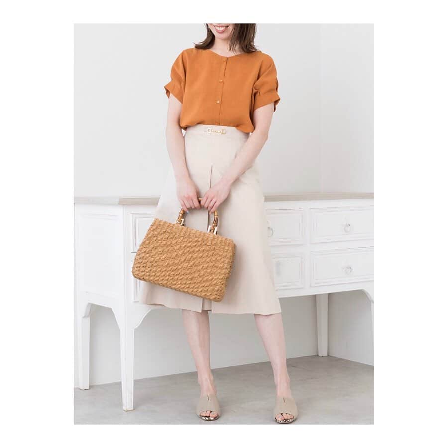 NATURAL BEAUTY BASICさんのインスタグラム写真 - (NATURAL BEAUTY BASICInstagram)「タックスリーブがフェミニンなブラウスは前後2WAYタイプ！ボートネックとＶネックの2種類で違った雰囲気に着回せます♪タックが入ったAラインスカートと合わせて華やかなオフィスコーデにも◎  #blouse 【Color】オレンジ/ベージュ/ブルー 【Size】S/M  #skirt 【Color】オフホワイト/コーラルピンク/ネイビー 【Size】S/M/L  #bag 0181801 ¥7000+tax 【Color】ベージュ/ブラウン/ブラック  #mules 0185800 ¥6000+tax 【Color】ベージュ/ブラウン 【Size】S/M/L  #naturalbeautybasic #NBB #ナチュラルビューティーベーシック #ブラウス #タックスリーブ #2way #Aラインスカート  #バスケットバッグ #ミュール #春コーデ  #オレンジ #ベージュ #ブルー #オフホワイト #コーラルピンク #ネイビー #ブラウン #ブラック #オフィスカジュアル #今日のコーデ #MAY」5月6日 20時21分 - naturalbeautybasic_official