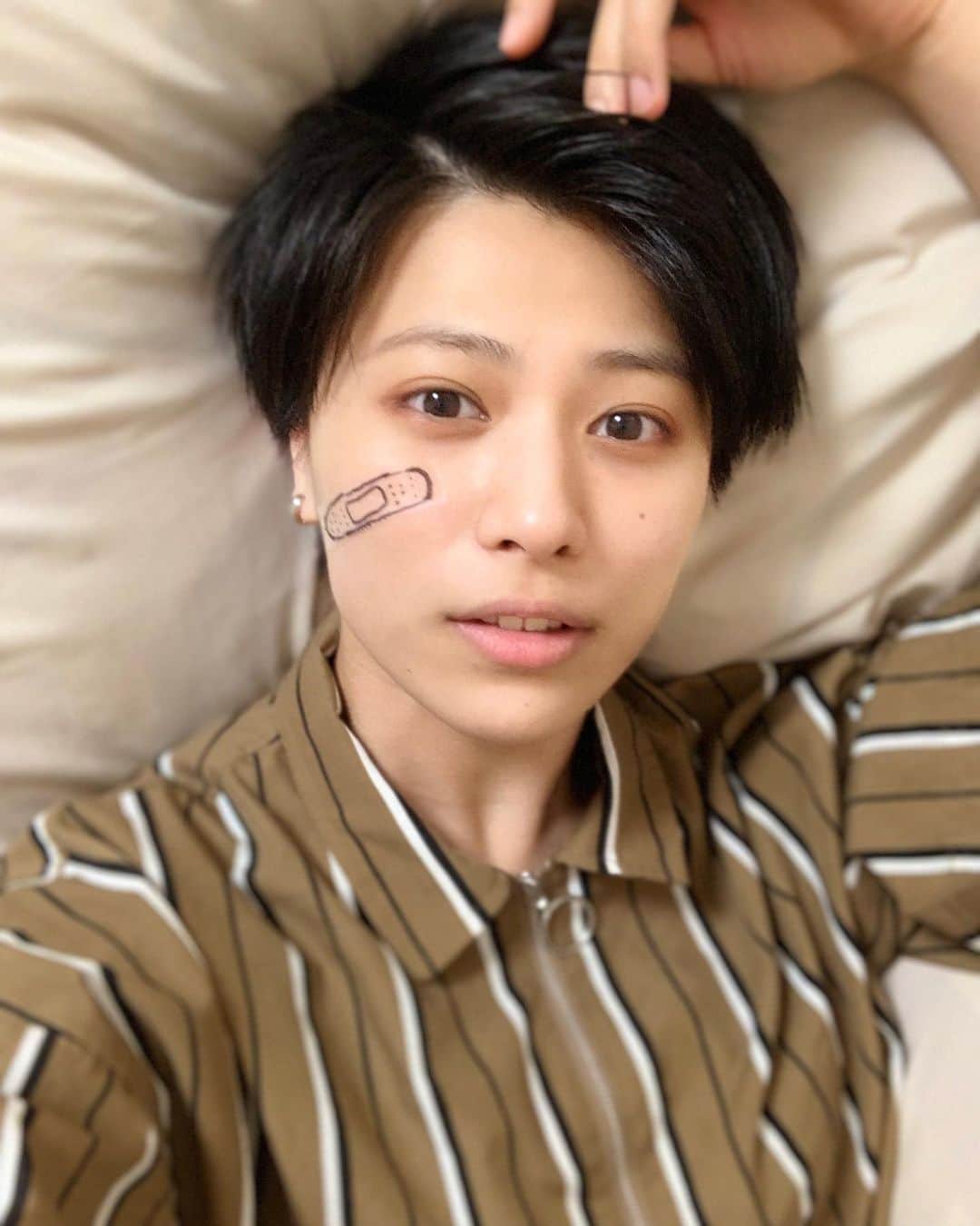 春川芽生のインスタグラム：「ファッショナブルわんぱく(?) なんちゃって絆創膏。 ☆on the レフ板－－－－－－－－－－－－」
