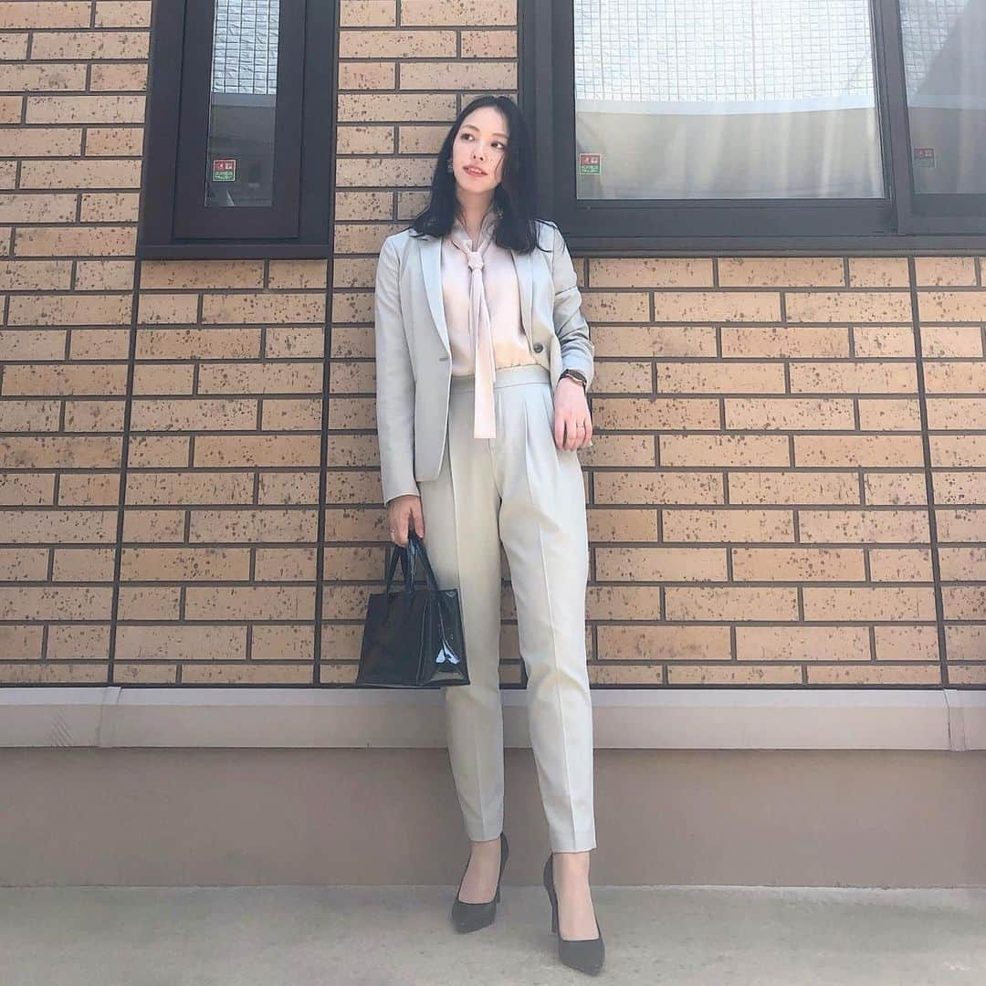 lily112988さんのインスタグラム写真 - (lily112988Instagram)「: #outfit . . もはや懐かしささえ感じる 入学式🌸 もう1ヶ月経つのか~…… 写真撮ってたので 記録用に…📸 . ミントグリーンのセットアップは 探しに探したお気に入り♡♡ . . setup @ua_greenlabel shirt @uniqlo #レーヨンボウタイブラウス bag @louisvuitton #ヴェルニ shoes @gu_for_all_ #マシュマロハイヒールパンプス : : :  #卒園式コーデ #卒園式ママ #セレモニーコーデ #スーツコーデ #セットアップ #セットアップコーデ #入学式コーデ #オフィスカジュアル #オフィスコーデ #ウィルシャー #ウィルシャーpm #ルイヴィトン #louisvuitton  #ママコーデ #ママモデル #今日のコーデ #大人カジュアル #大人可愛い #cocoromii #サロモ #サロンモデル #サロモ希望 #uniqlo #uniqloginza2020ss #uniqloginza #ユニクロ新作」5月6日 20時34分 - lily112988