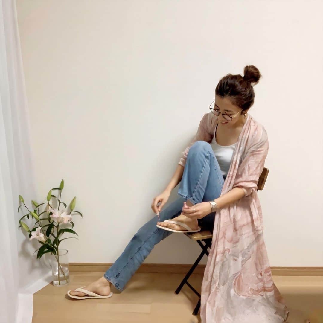Sayakaのインスタグラム：「* あいにくのお天気☔️ 部屋に飾ったユリも、 ガウンも、塗り直したペディキュアも ピンクで気分アップ☺️💖 . .  #fashion #ootd #coordinate #boujeloud #muji #gu #denim #denimlover #stayhome #sayakascoordinate #ワンピース #ブージュルード #無印良品 #ジーユー #デニム #おうち時間 #おうちファッション #リラックスコーデ」