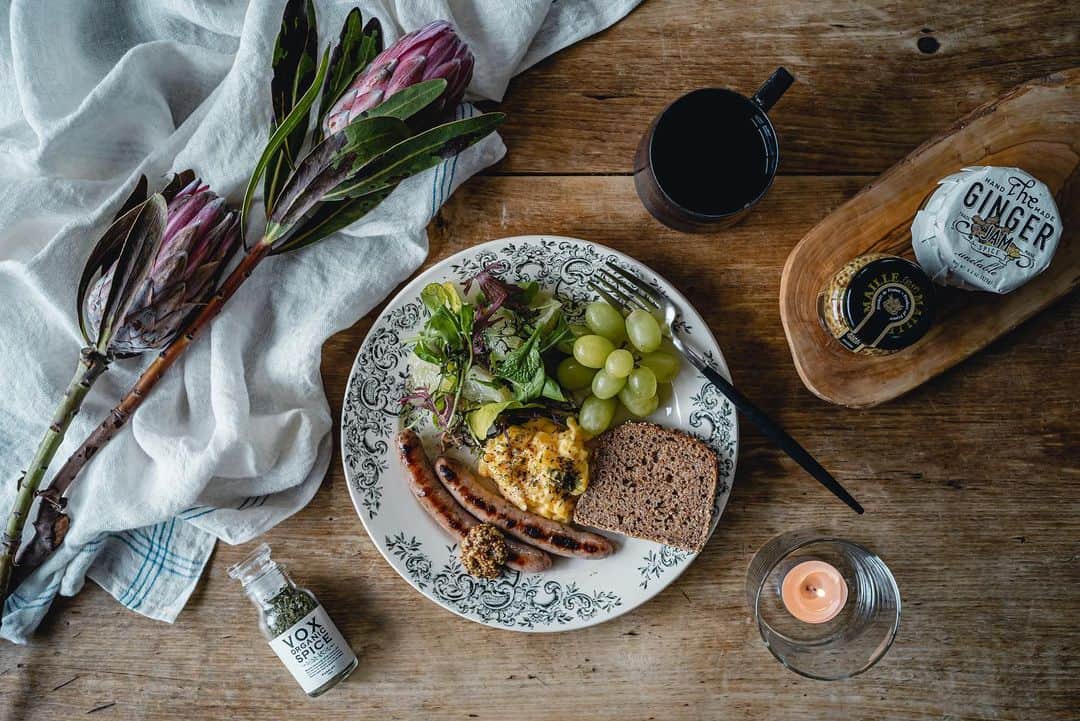 中野晴代のインスタグラム：「・ 外に出られないので、 テーブルフォトといま一度 真剣に向き合っている。 小物の配置を調整する時間がしんどい・・・ 撮った後のレタッチが一番楽しい✨ Lightroomは寝る間も惜しんで 作業できるくらい好き。 ・ ・ #ワンプレート #KINOKUNIYA #紀ノ国屋 #フィンランドパン #テーブルフォト #クチポール #オノエコウタ」