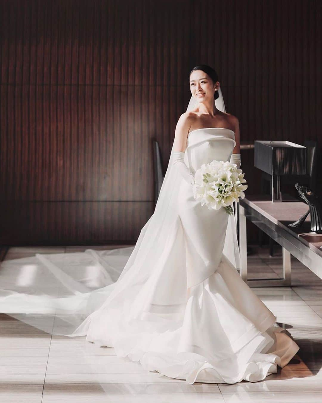 25ans Wedding 公式 Bridesさんのインスタグラム写真 - (25ans Wedding 公式 BridesInstagram)「今日もMissaさんのフォトをリポスト。「ペールメール」のドレスは、ベアトップにボリューム感のあるマーメイドスカートがエレガントな一着🌹 鉄砲百合のクラッチブーケは、シンプルながら気品あふれる存在感を放ちます💫」5月6日 20時39分 - 25answeddingbrides