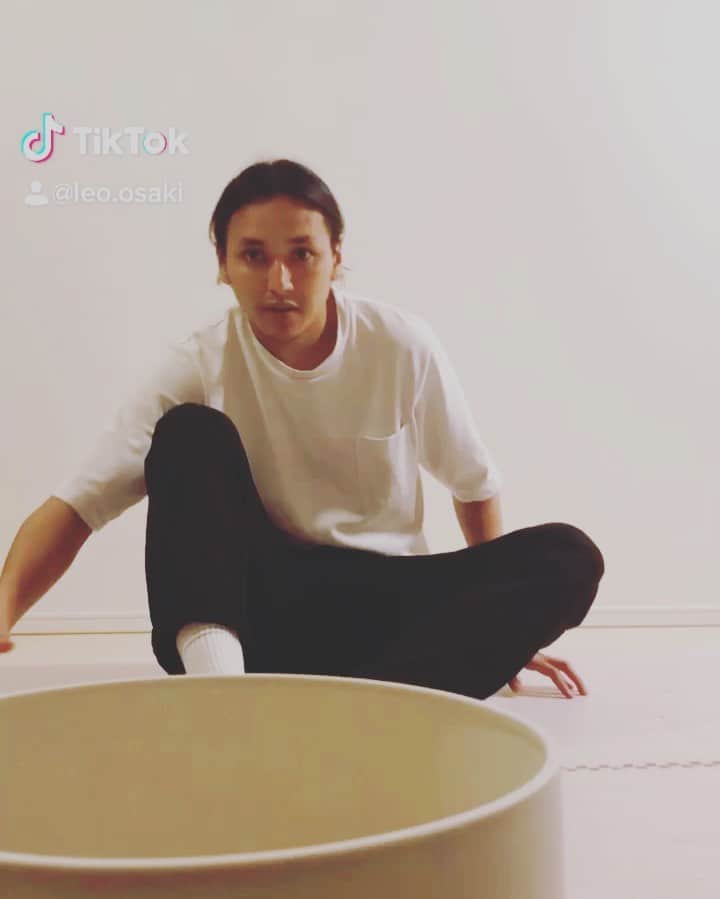 大崎玲央のインスタグラム：「ゴミ箱シュートチャレンジ🗑 #tiktok #tiktokスポーツライフ  #おうち時間 #おうちですごし隊  #stayathome #stayhome」