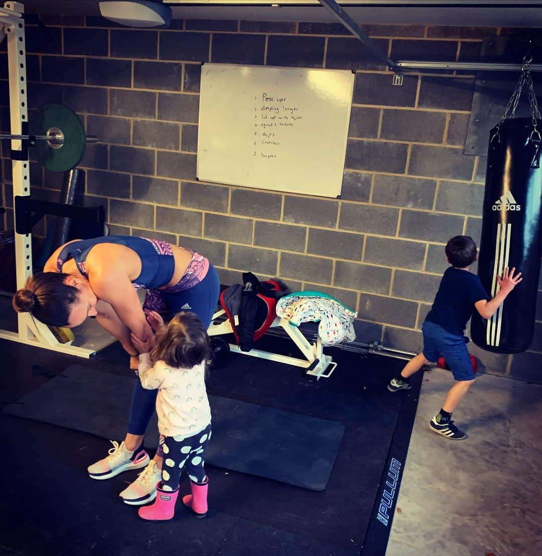 ジェシカ・エニス＝ヒルさんのインスタグラム写真 - (ジェシカ・エニス＝ヒルInstagram)「This is what workouts look like for these days. Way more entertaining 😊. I’ve got @anthonyjoshua in the background and my new coach beside me making sure I’m not slacking. @coach_toni.m you were soft in comparison 🤣 #stayhome」5月6日 20時45分 - jessicaennishill