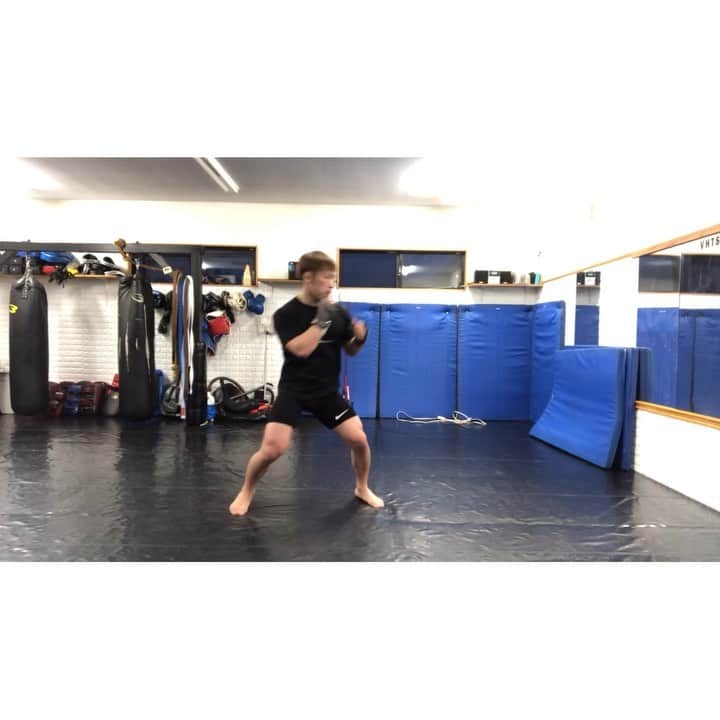 高須将大のインスタグラム：「ネタがないので最近のシャドー🥊 蹴り多めですが通算5試合して1度も蹴ったことありません。スパーでもめちゃくちゃ蹴ってるのに蹴ったことありません。 -  #vhts #vhtsjp #vhtsny #ラッシュガード #k1 #RIZIN #ZST #総合格闘技 #柔術 #キックボクシング #ボクシング #格闘技 #格闘技女子 #キックボクシング女子 #筋肉 #筋トレ  #腹筋 #トレーニング  #インスタ映え #散歩 #茨城 #癌 #肝臓癌 #抗癌剤 #抗がん剤 #ステージ4 #手術 #開腹手術 #寝技 #グラップリング」