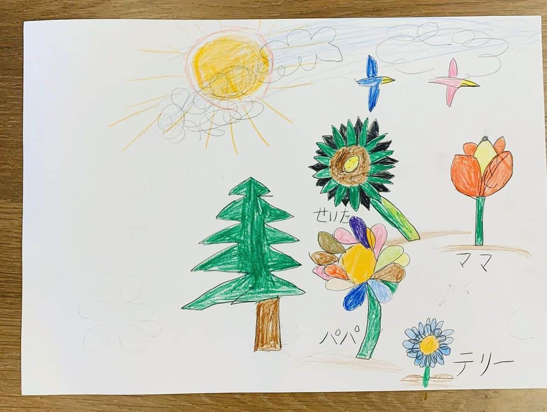 ユージさんのインスタグラム写真 - (ユージInstagram)「オンラインで一緒にお絵描きしてくれた子供達の作品✨みんなの顔を見ながら一緒にお絵描きの1時間はあっという間で超楽しかった！テーマは家族をイメージしてお花を描くこと。みんな同じテーマなのにイメージする花の形や色が違うだけでこんなにも豊かな作品になるとは✨正直、みんなの作品が素敵すぎて驚いてます。今回のようにオンラインでお絵描きをするのはじめてだったので、最初は少し緊張しましたが結果的にかなりうまくいったと思います。また、チャンスがあったらやります。参加してくれたみんなありがとう😆 ちなみに、1枚目のが僕なんだけどみんなに話しかけながらやってたので描き終わらなかった😂」5月6日 20時41分 - yujigordon