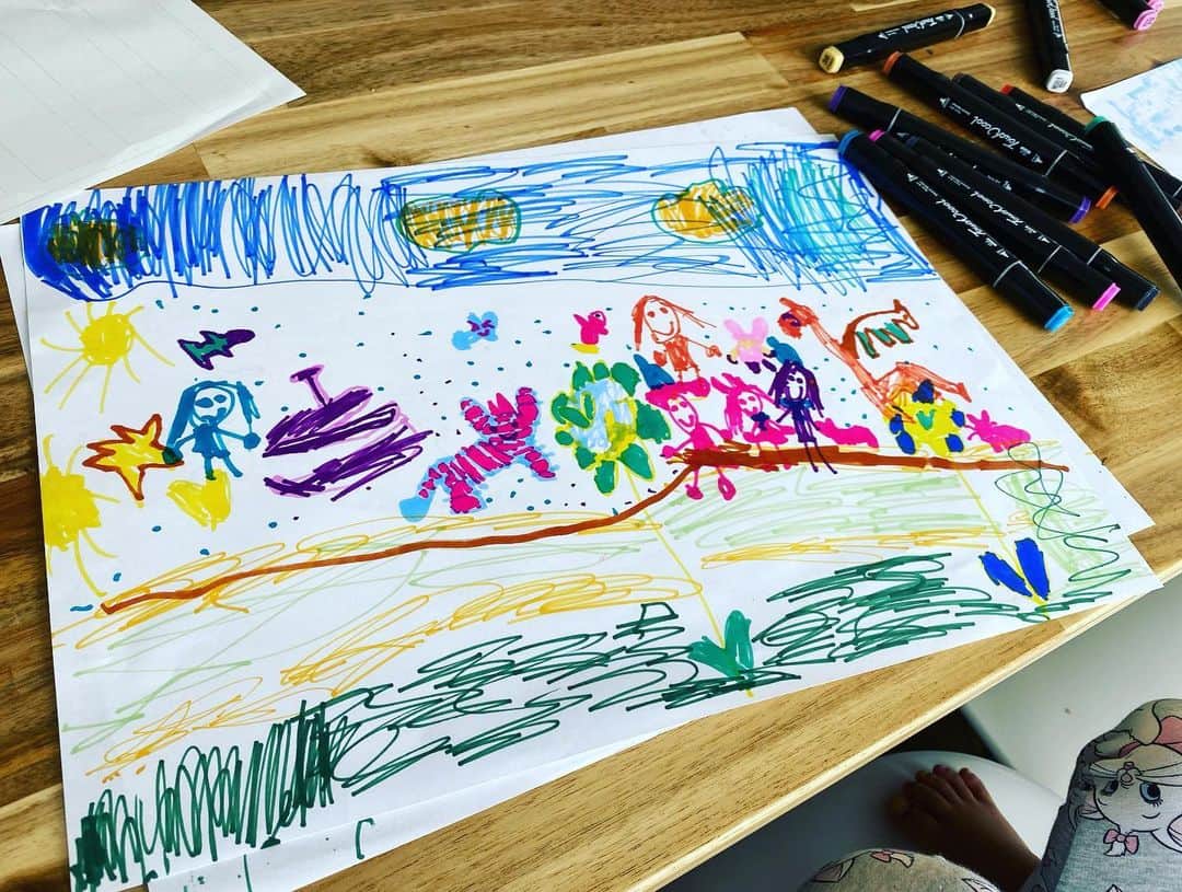 ユージさんのインスタグラム写真 - (ユージInstagram)「オンラインで一緒にお絵描きしてくれた子供達の作品✨みんなの顔を見ながら一緒にお絵描きの1時間はあっという間で超楽しかった！テーマは家族をイメージしてお花を描くこと。みんな同じテーマなのにイメージする花の形や色が違うだけでこんなにも豊かな作品になるとは✨正直、みんなの作品が素敵すぎて驚いてます。今回のようにオンラインでお絵描きをするのはじめてだったので、最初は少し緊張しましたが結果的にかなりうまくいったと思います。また、チャンスがあったらやります。参加してくれたみんなありがとう😆 ちなみに、1枚目のが僕なんだけどみんなに話しかけながらやってたので描き終わらなかった😂」5月6日 20時41分 - yujigordon