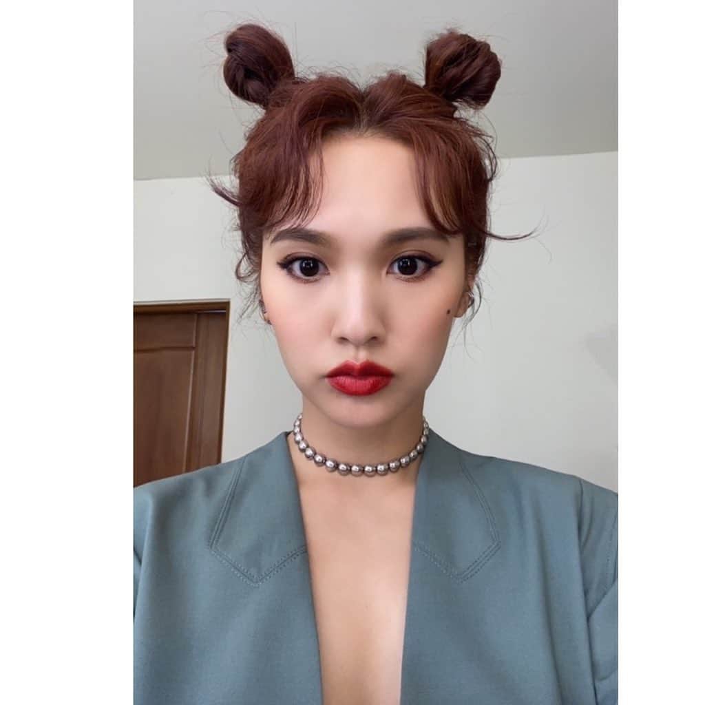 のインスタグラム：「😍 昨天錄影的造型 不得不讓你們搶先看 Makeup @carlin_chen  Hairstylist @zoom_jacobs  #dd52 #雙丸子頭」