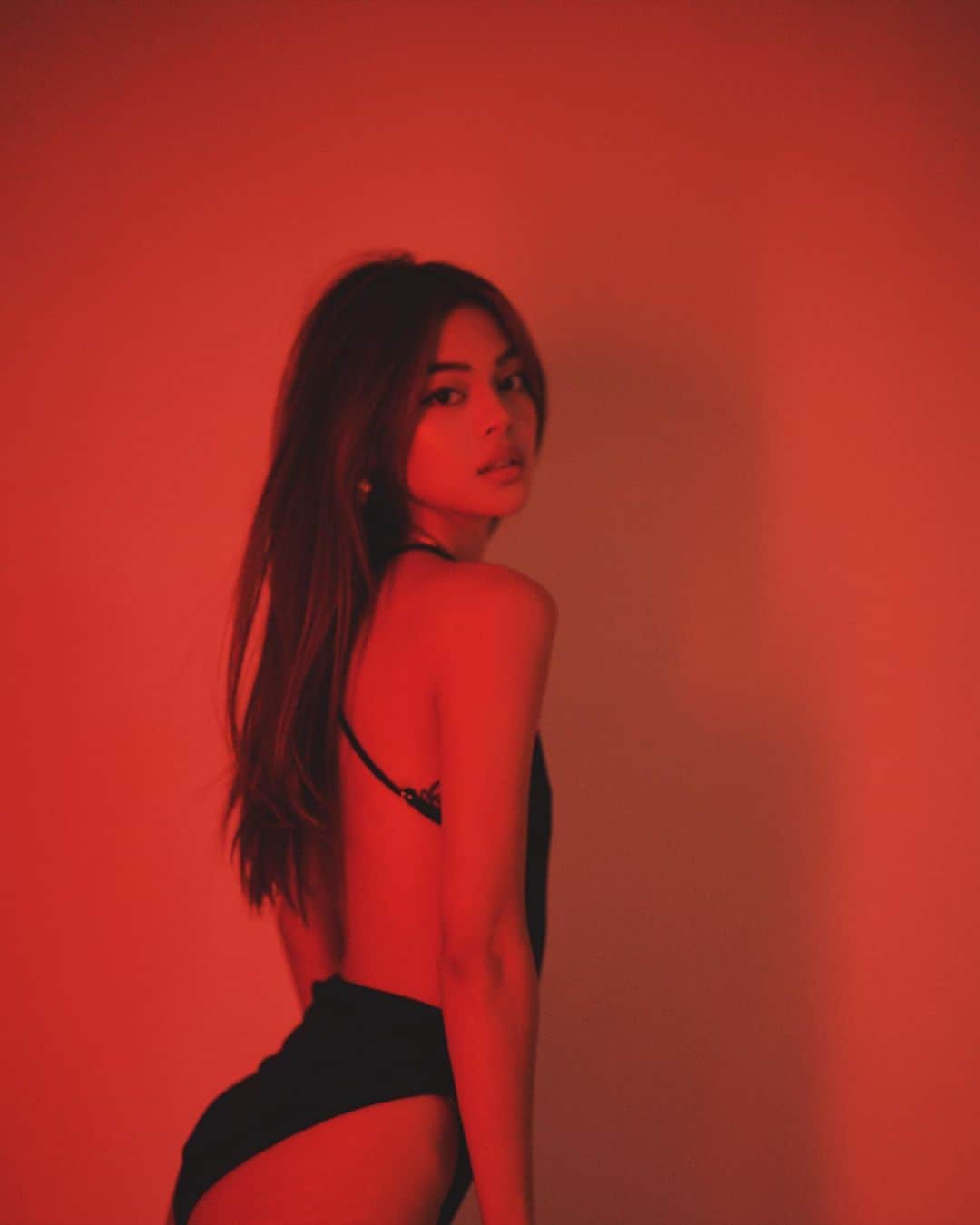 リリーマイマックのインスタグラム：「In a mood 👀 @revolve @lovewave」
