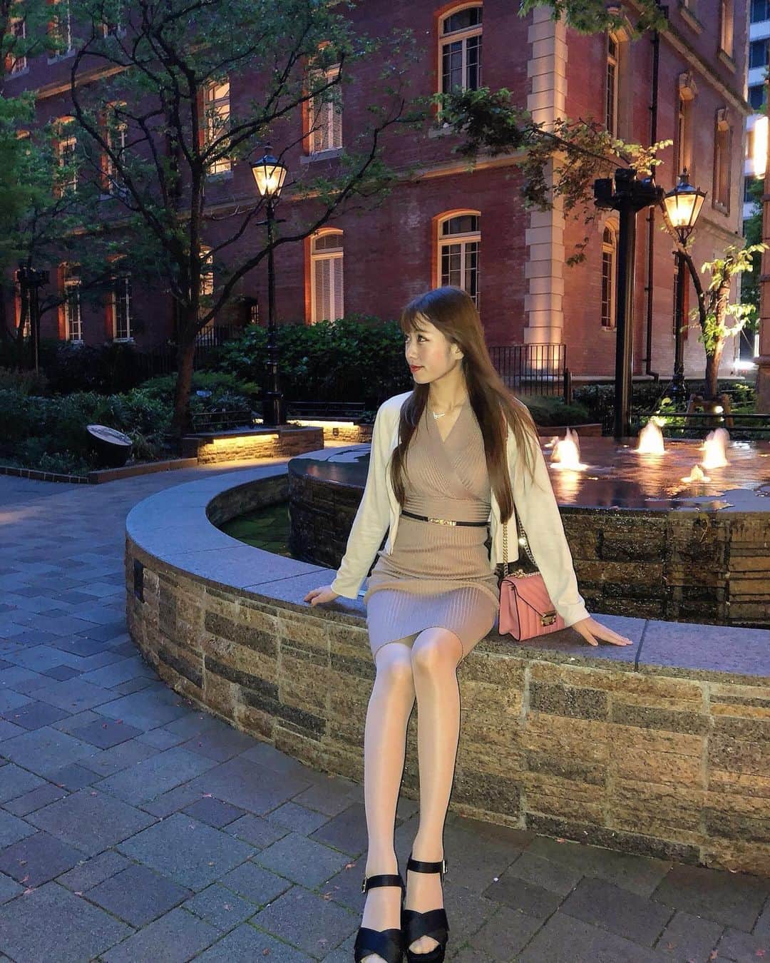 𝐀𝐦𝐢さんのインスタグラム写真 - (𝐀𝐦𝐢Instagram)「丸の内ブリックスクエア⛲️ ・ ・ ・ この日風強かった〜🍃 春の服いっぱい買ったのに今年は着る機会少なくて悲しいね😢  #丸の内#丸の内ブリックスクエア#春コーデ#春服#春服コーデ#ストレートヘア#メイク#instagood#l4l#f4f」5月6日 21時02分 - amiringram_