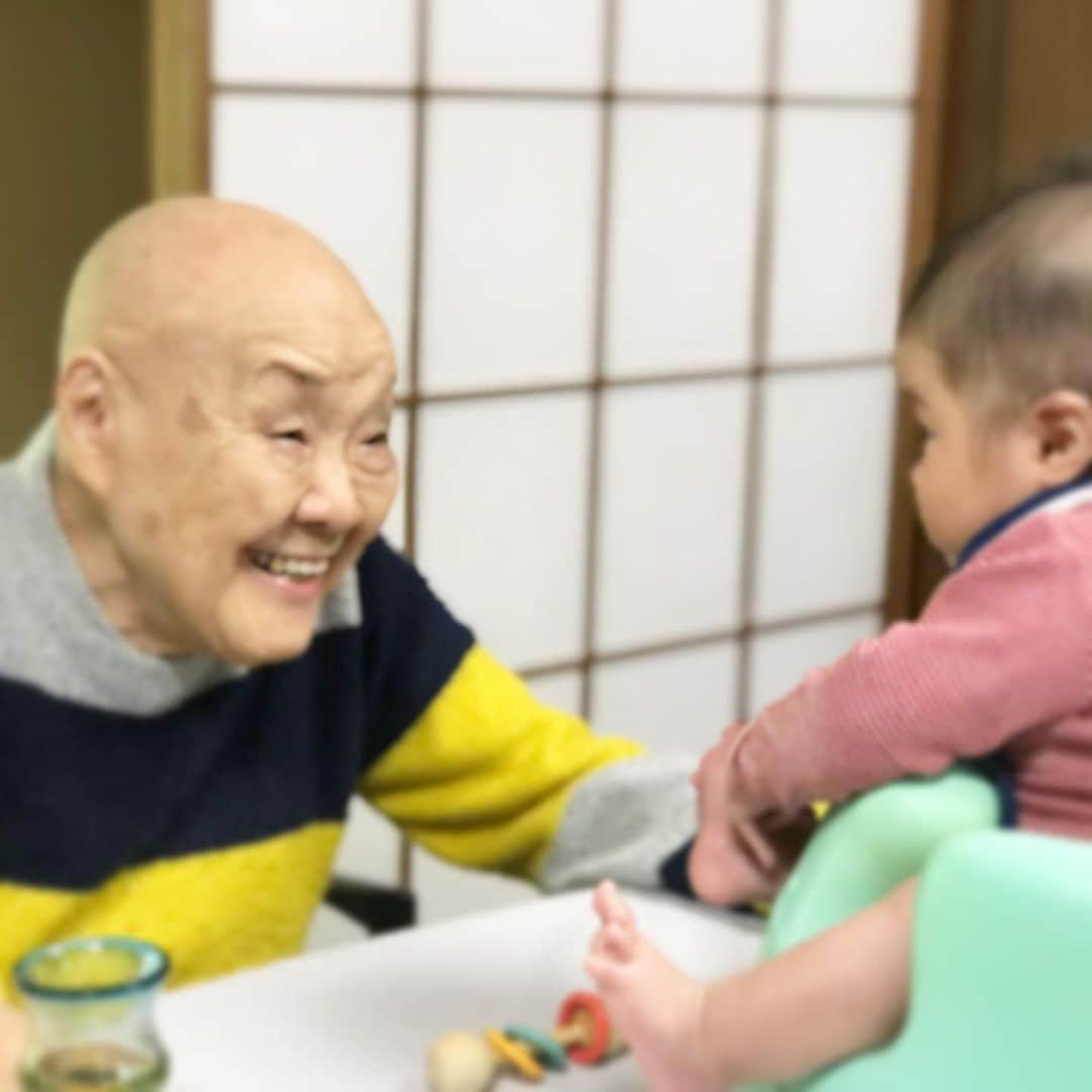 瀬戸内寂聴さんのインスタグラム写真 - (瀬戸内寂聴Instagram)「まなほ @manaho_seo  の子どもが5ヶ月になります🐣 イケメンのパパに似てとてもかわいらしいです。 まだ歩けないので手足をバタバタさせています👣もうじき歩きだすでしょう。  ママの顔しか覚えていないと思います。でも私を見ると不思議そうに頭を見ています🤣  将来、多分ノーベル賞をとるでしょう！  #インスタ60回目 #瀬戸内寂聴 #こどもの日」5月6日 20時54分 - jakucho_setouchi