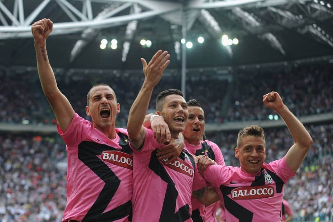 ルカ・マッローネのインスタグラム：「Otto anni fa il mio primo Scudetto 🇮🇹. L'immensa gioia di essere Campione d'Italia con la maglia del cuore. Con la squadra della tua città. Una storia che otto anni dopo continua con le stesse tinte bianconere ⚪⚫ #Juventus #CampioniDItalia」