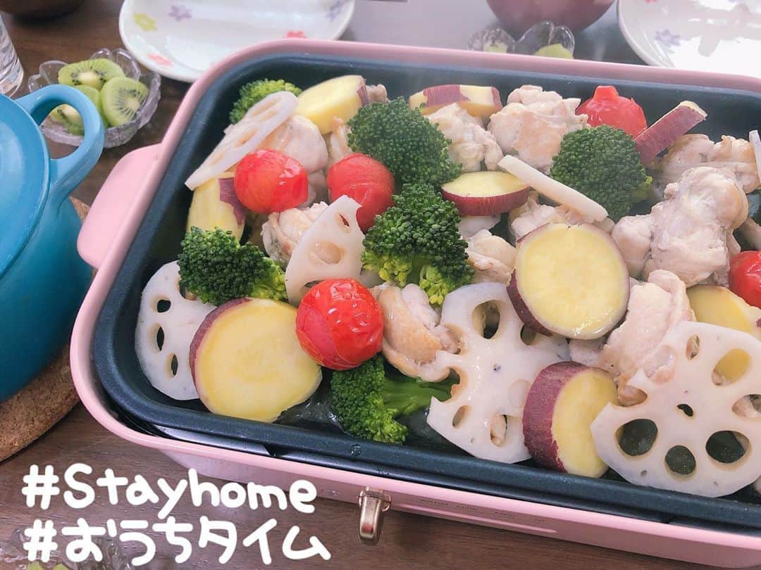 南まりかのインスタグラム：「. 今日のBRUNOランチは、 チューリップ手羽元のぎゅうぎゅう焼き🍴  娘が食べやすいように手羽元をチューリップにしてから焼きました✌︎ たくさん食べてくれましたよ♬  お手伝いしてもらう時はBRUNOの火を止めて、なるべく熱くないようにすることを心がけています。  なんだか最近の中で今日のお昼ご飯が1番美味しく感じた🤔 わたしが好きなさつまいもが入っているからかな？笑 . □作り方□ ①チューリップにした手羽元に焼き色を付ける。 ②レンコンとさつまいもを乗せてからお酒を適当(笑)に回しかけて蓋をし、10〜12分蒸し焼きに。 ③ブロッコリーとトマトを乗せて2〜3分蒸し焼きにしたら、塩コショウをパラパラ振りかけたら出来上がり♪ 塩コショウじゃなくても味付けは色々と出来るので、バリエーション楽しめると思います✨  #bruno #ホットプレート料理 #お昼ごはん  #手羽元チューリップ #ぎゅうぎゅう焼き  #3歳女の子 #女の子のママ #お手伝い #レシピ」