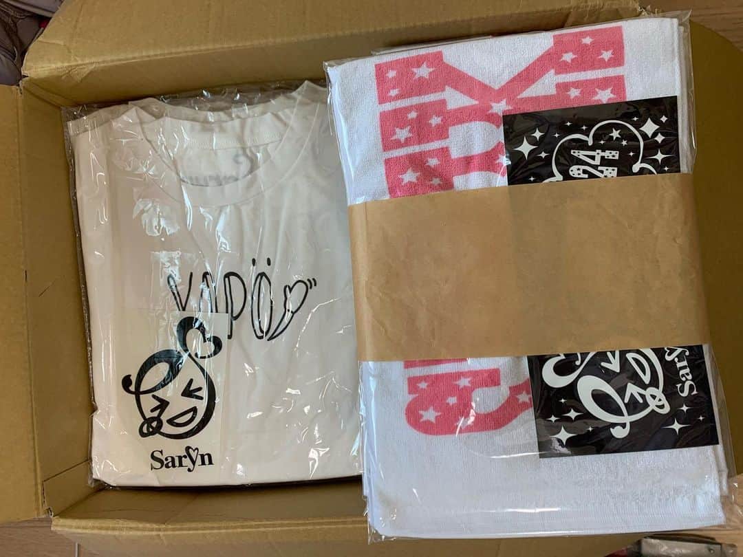 彼方茜香さんのインスタグラム写真 - (彼方茜香Instagram)「グッズ♥ このTシャツとタオルとステッカー。 近々全国の皆さんにめっちゃお得に手軽に数量限定で買える予感です♪ お家で眠らせてるのも可哀想なので、 HAPPYなイベントに旅立ってもらう事になりました(^^)v みんながHAPPYになれますように！！ #彼方茜香グッズ #コラボ販売予定 #数量限定 #予告」5月6日 20時57分 - serikaochikata