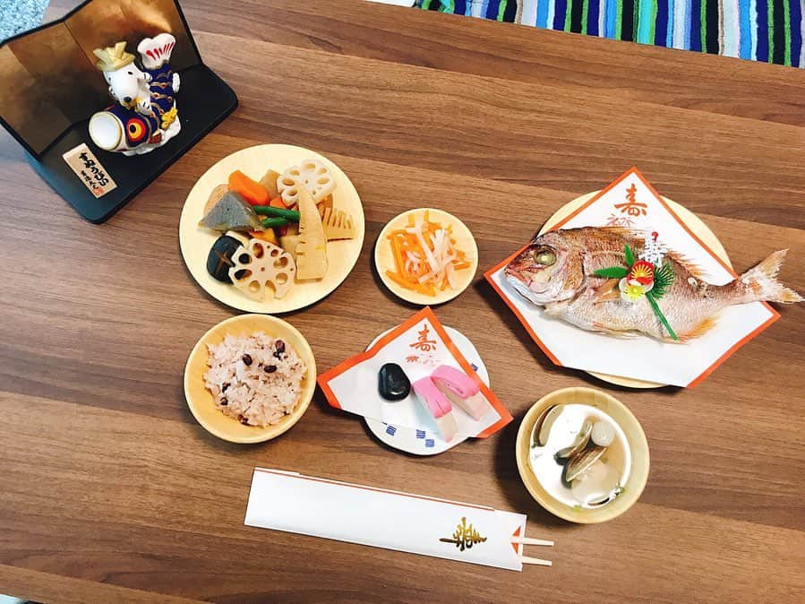赤谷奈緒子のインスタグラム：「昨日は、お食い初めと初節句が一緒になったので一緒にお家で簡単に…💕🥺 . 赤い食器にしようかと思ったけど、今後使える　@agney_insta の食器を💕 とっても可愛いかった☺︎ . 最近は笑顔が多くて可愛すぎる👶💕 . すくすく成長してくれてありがとう😊 . おうち時間も毎日あっという間ですね😌 . . #お食い初め #初節句 #生後100日#子供の日#柏餅#巻き寿司もちゃんと食べました😊 #男の子#新米ママ#生後3ヶ月#0歳#育児日記 #おうち時間#こどもの日」