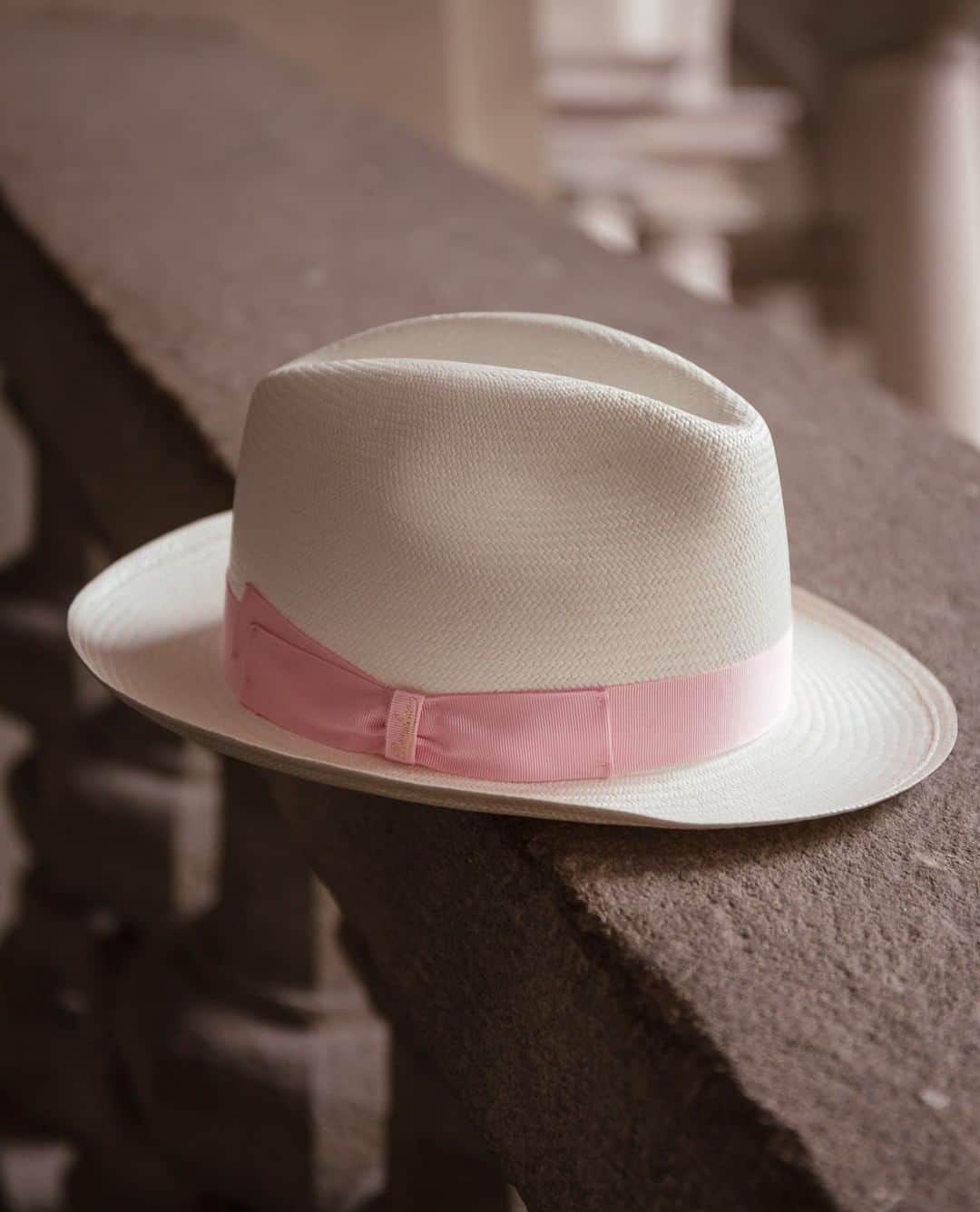 ボルサリーノさんのインスタグラム写真 - (ボルサリーノInstagram)「May Days, time for a treat. A natural spotlight on this Panama fine straw model with a pink ribbon and medium brim.⁠ Discover more on www.borsalino.com ⁠ ⁠ #BorsalinoWorld #Borsalino #SpringPalette #iorestoacasa  #StayHome #Strawhats #Panamahats #SS20 #MothersDay #mothersdaygift #perfectgift #MayDays⁠」5月6日 21時01分 - borsalino_world