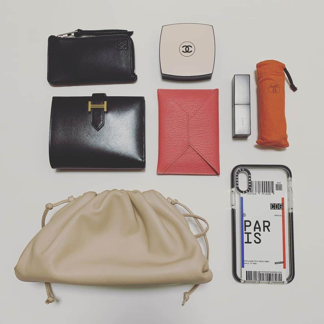 liiiiche23のインスタグラム：「・﻿ ・﻿ BAGの中身的なのを撮ってみた。﻿ ・﻿ ・ #bottegaveneta #newbottega #newbottegaveneta #bottegavenetabydaniellee #ボッテガ #ボッテガヴェネタ #hermes #hermeswallet #エルメス #ベアンコンパクト #hermescardcase #loewe #ロエベ #chanel #chanelmakeup #シャネル #theree #threecosmetics #casetify #casetifycase #bagの中身」