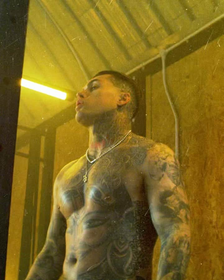 ステファン・ジェームスのインスタグラム：「@siksilk performance | 10th May」