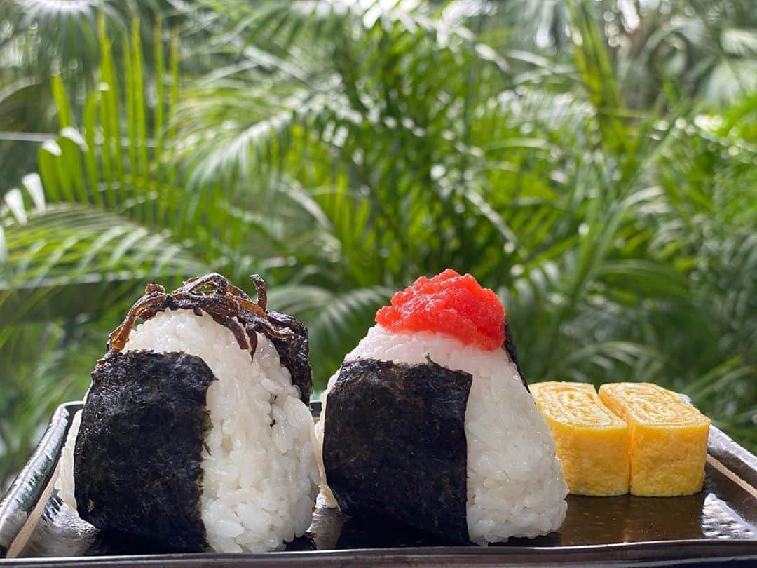 のインスタグラム：「#祈るおむすびバトン🍙 ・ あけみちゃんから受取りました🤝 ・ シンプルに昆布と明太子😋 ・ ２枚目はおまけ🌚 ・ お次はめめたん❤️ @meguishii ・ 頼みましたよ🙏😚 ・ #2020 #sg #祈るおむすびバトン #stayhome #staysafe #stayhealthy」