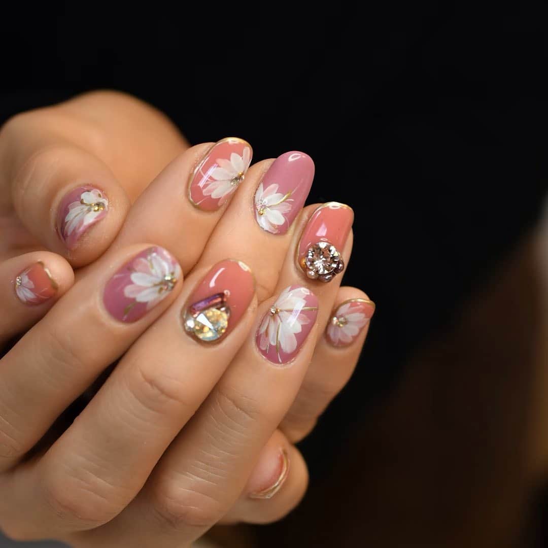 Yuka Maeda ::manicurelistのインスタグラム：「明日5月7日より営業再開いたします🙇🏻‍♀️ 店内に関してはナノソルコーティングの様子を少し前のポストでご確認くださいませ🙇🏻‍♀️ . . Salon data▼ ＝＝＝＝＝＝＝＝＝＝＝＝＝＝＝＝＝＝＝＝ . CADENAS -nail eyelash salon- ●Nail artist  @yuka.maeda  @yuki_cadenas ●eyelash　@cadenaseyelash  ゲストに愛と感動を…♡ . 【 LINE ＠cadenas 】 ご予約/お問い合わせはLINEよりお気軽に🤲 ▶︎▶︎#cadenasnail デザインアップしてます♡ . . access…大阪市北区堂山町16-1  中崎町駅  徒歩5分/梅田駅  徒歩6分 . tel… 06-4792-8617 ＝＝＝＝＝＝＝＝＝＝＝＝＝＝＝＝＝＝＝＝ . . . . #中崎町ネイルサロン #梅田ネイルサロン #大阪ネイルサロン #関西ネイルサロン #インスタネイル #instanails #instanail #トレンドネイル #ネイルサンプル #ネイル好きな人と繋がりたい #ネイルブック #ネイルカタログ #ネイルチェンジ #今月のネイル #にゅーねいる #春ネイル #大人かわいいネイル #ネイル大好き #ネイル💅 #ネイル部 #女子力向上委員会 #女子力 #フラワーネイル #スプリングネイル」