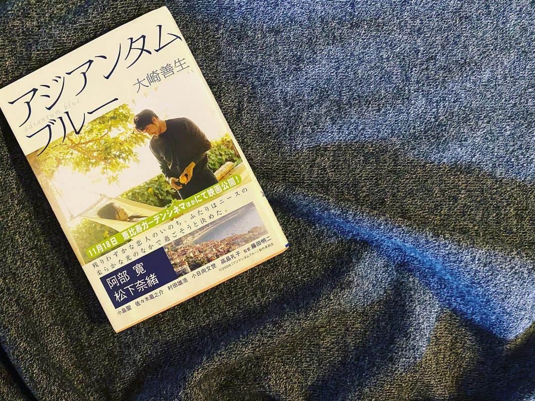 藤田敦子のインスタグラム：「ㅤㅤㅤㅤㅤㅤ 【ブックカバーチャレンジ DAY6/7】 ㅤㅤㅤ 旅仲間　ハジさん @gamecat_1218 からタスキが回ってきた、今回のブックカバーチャレンジ。 ゆるりやってます。 ㅤㅤㅤ 6冊目は、大崎善生さんの「アジアンタムブルー」 (説明したいけど、してはいけないルールです) ㅤㅤㅤ 本当は、同著者別本「ドナウよ、静かに流れよ」 も紹介したかったんだけど、家になかった😭 ㅤㅤㅤ こうやって家にある本をひっくり返して思うのは、 わたしは作家さんに惚れるんだなってこと。 ㅤㅤㅤ ちなみに本は、普段は読んだら売る、を癖づけていて お気に入りのものだけ大切に置いておくようにしてます。 ㅤㅤㅤ 今回もバトンお休みで😉 ㅤㅤㅤ _______________________________________ 7日間ブックカバーチャレンジとは・・・ 「読書文化の普及に貢献するためのチャレンジで、 参加方法は好きな本を1日1冊、7日間投稿する」 というもの。ルールは「本についての説明はナシで 表紙画像だけアップ」そしてその都度 IGやFB友達を招待してこのチャレンジへの 参加をお願いする」だそうです。 _______________________________________ ㅤㅤㅤ #bookcoverchallenge #ブックカバーチャレンジ ㅤㅤㅤ」