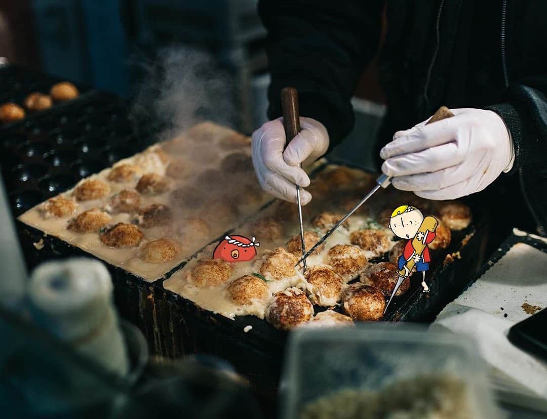 のインスタグラム：「The Osaka dish you’ve just gotta try when you’re here- takoyaki 🐙 I hope it isn’t too long before everyone can visit Osaka again and enjoy  this famous street food.  大阪名物といえばたこ焼き🐙 落ち着いたら本場の味を食べに来てー！！ ⠀⠀⠀⠀⠀ Photo by @alexandrebordereau ————————————————————— #maido #withOsakaBob #OSAKA #osakatrip #japan #nihon #OsakaJapan #大坂 #오사카 #大阪 #Оsака #Осака #โอซาก้า  #大阪観光 #osakafood #大阪フード #takoyaki #たこ焼き」