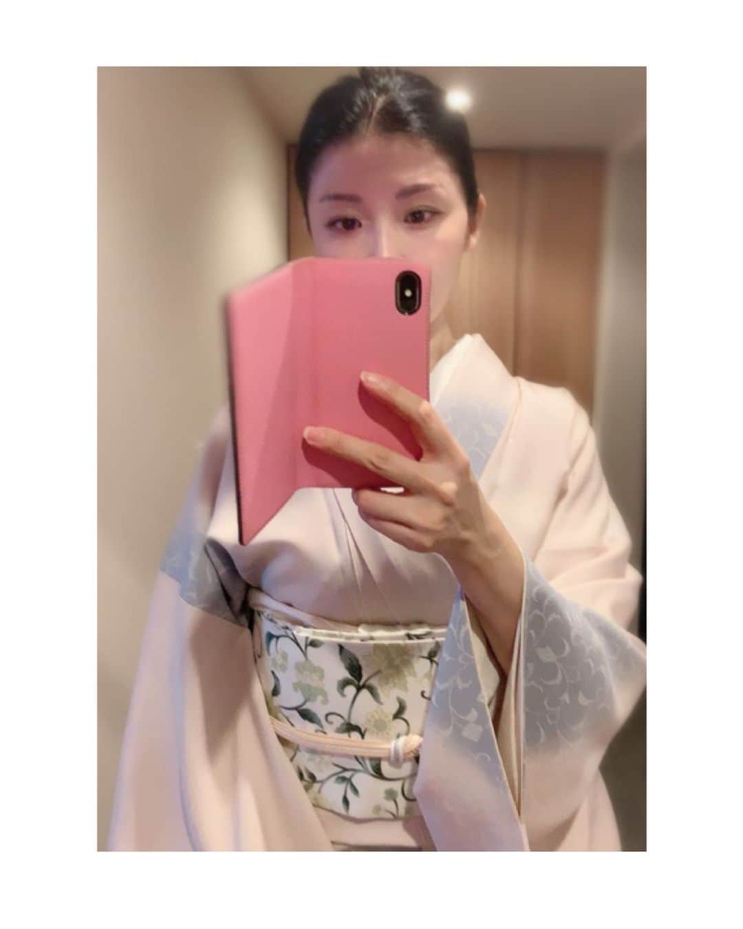 のインスタグラム：「いつかのお着物コーディネート。  #お着物 や #花街 #歌舞伎 など #日本の伝統 が長く守られ受け継がれますように。 #kimono #kimonocordinate #japanesekimono #japanesetradition #beautifultradition #lovekimono  #instakimono  #お着物 #お着物コーディネイト #きものコーディネート #日本の伝統 #守るべきもの #帯とお着物 #帯締めと帯揚げ #お草履とバッグ #帯留め #組み合わせが楽しい  #袷 #小紋 #名古屋帯  #亜紀の和装記録」