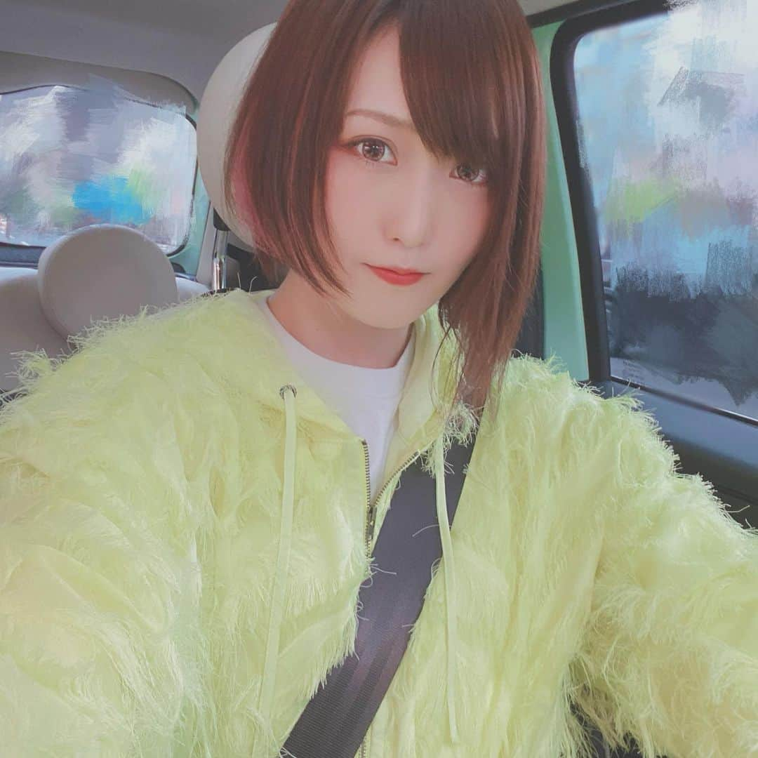 関口愛美さんのインスタグラム写真 - (関口愛美Instagram)「運転をする日もヒール履きたい時あるので、運転用の靴を車に置く事にしました👟👠 #FIAT #myfirstfiat #フィアット #fiat500 #運転用シューズ #ハイヒール #車好き女子 #車内 #車のある生活」5月6日 21時22分 - sekiguchiaimi