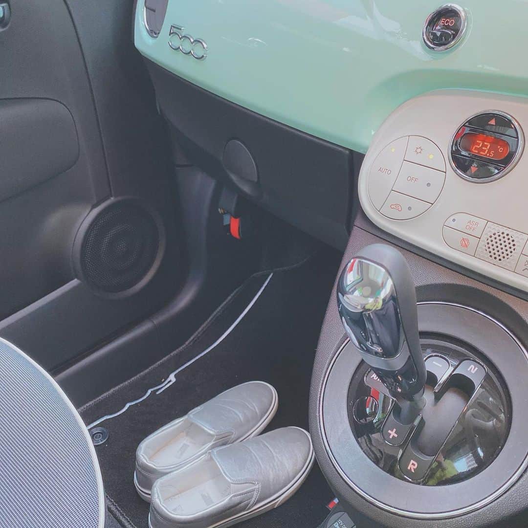 関口愛美さんのインスタグラム写真 - (関口愛美Instagram)「運転をする日もヒール履きたい時あるので、運転用の靴を車に置く事にしました👟👠 #FIAT #myfirstfiat #フィアット #fiat500 #運転用シューズ #ハイヒール #車好き女子 #車内 #車のある生活」5月6日 21時22分 - sekiguchiaimi