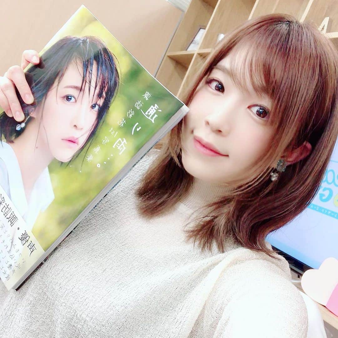 諏訪彩花のインスタグラム：「1st写真集『通り雨…。』よろしくです😁☔️久しぶりにみたけど、やっぱり特別な1冊です✨」