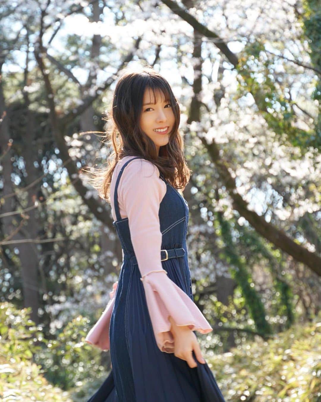 麻衣愛のインスタグラム：「桜と写真撮ってもらったのに、すぐにインフルになって全然載せてなかったから桜写真連投しちゃいそう🌸🤤一周まわって先取り!! #桜 #お花見コーデ #shooting #cherryblossom #lillilly #tops #fashion #springfashion」