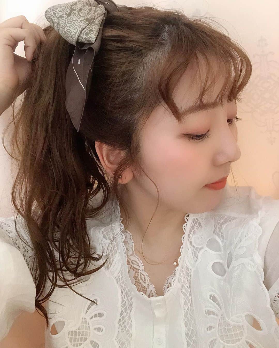 木下望のインスタグラム：「・ ・ 今日も元気でした♪ 今日はサムギョプサル食べました！またさきイカみたいな前髪です🦑 ・ 3つ前の投稿のワンピースはベージュだよ🎀wclosetの今季可愛い🎀 ・ ・ #today #todayscode #code #今日のコーデ #今日の私服 #今日の私服コーデ #私服 #wcloset #白コーデ #ブラウスコーデ #ホワイトコーデ #ポニテ #ポニテアレンジ #ポニーテール #ポニーテールアレンジ #リボン #スカーフ #スカーフアレンジ #巻き髪 #anap #アナップ #スタマリ」