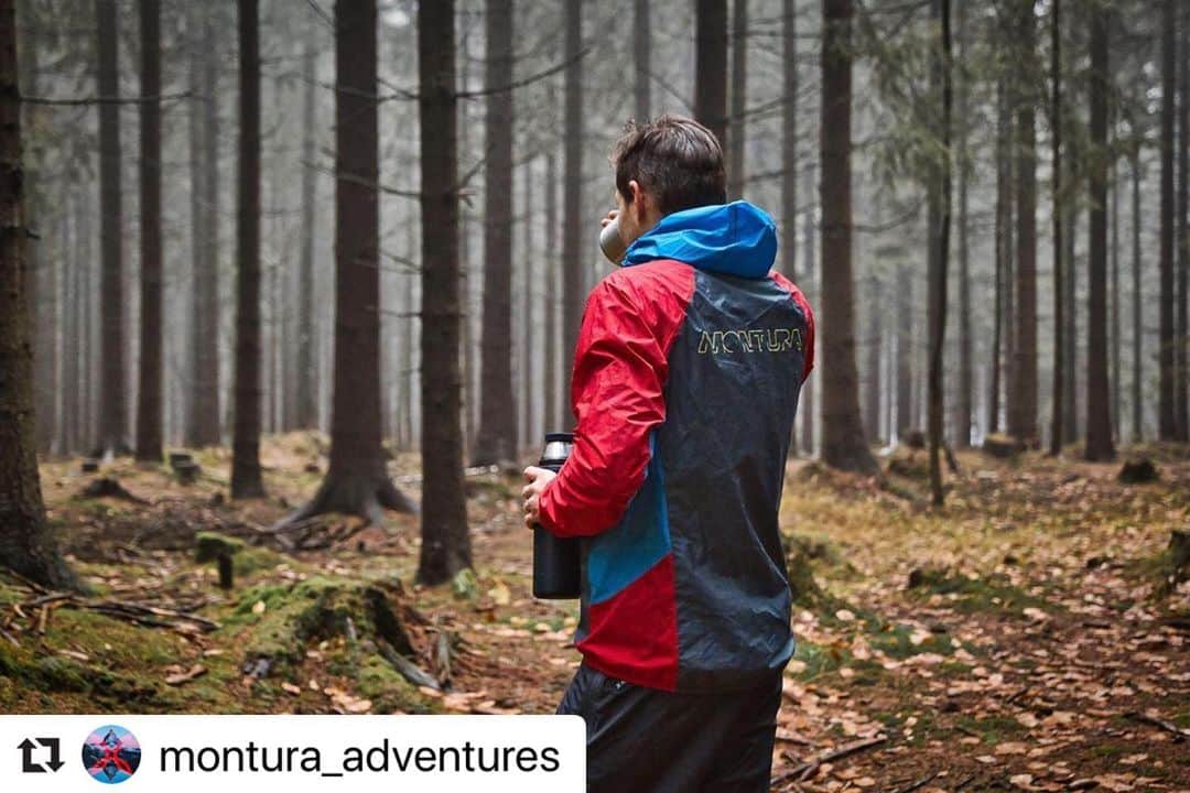 のインスタグラム：「Repost @montura_adventures with @make_repost ・・・ S monturou vždy v suchu 😊🌧 GORE-TEX ACTIVE  Always dry with montura jacket 😊🌧 . . #goretex #goretexactive #montura #monturapeople #autumn #podzim #neseddoma #bunda #outdoor #obleceni #budvsuchu #cesko #les #sportuj #milujemehory #hory #dest #pocasi #najdisvojicestu #priroda #poznavej #turistika #bunda #les #jacket #adventure #explore #positivemind #intothemind #intothewild #naturelovers #susmevom @montura_official」
