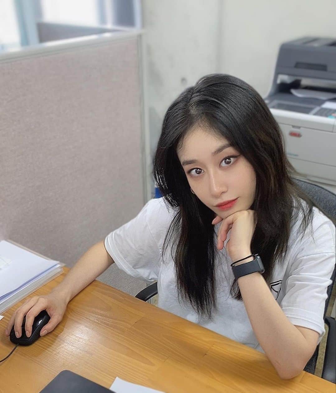ジヨン のインスタグラム：「안녕 징징이들 그동안 잘 지냈어요?  전 요즘 다시 유튜브 촬영을 열심히 하고있어요 !다음 촬영엔 여러분들이 저에 대해서 궁금한거 다 풀어드리는 시간을 가져볼까해요🙊 지연이에 대해 궁금한 것! 원하는 것! 댓글 달아주세요💕  #징티비#jingtv#직함#이사#박지연#Q&A」