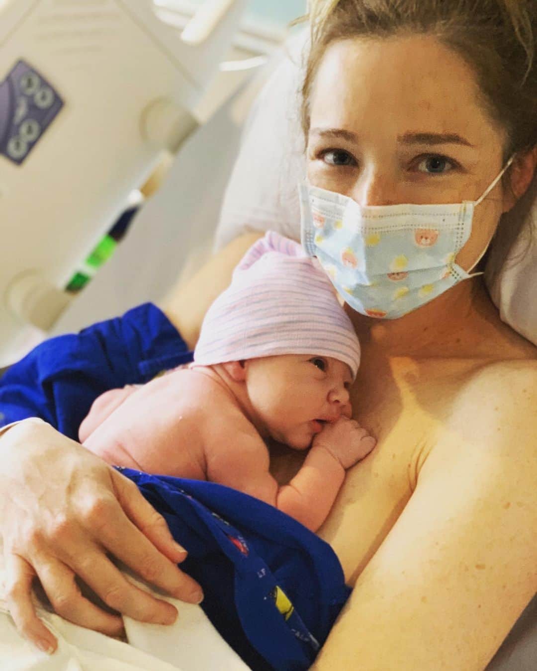 クリステン・コノリーのインスタグラム：「Born in a pandemic, and loved beyond measure 💕 Thank you so much to everyone at HUMC for taking such good care of us all, and getting our girl here safe and sound. Gratitude doesn’t begin to cover it 🙏🏻 photo @stephenjamesoreilly」