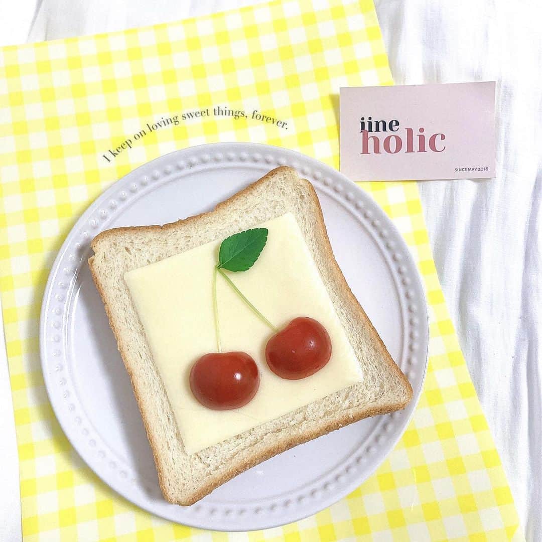 廣川奈々聖のインスタグラム：「．流行りのチェリートーストつくった🍒♡﻿ ﻿ ﻿ チェリーって言っても﻿ 使ってるのはミニトマトなんだけども﻿ 30秒くらいでできるよ〜本当に簡単！﻿ ﻿ ﻿ 茎の部分は、お家ですくすくと育ってる豆苗です 良い仕事してくれた🐶笑 ﻿ ﻿ ﻿ ﻿ ﻿ #おうちじかんを楽しもう#チェリートースト#さくらんぼトースト#アレンジトースト#朝ごパン#朝食#朝食パン#トーストアレンジ#トーストレシピ#食パンアート#おうちcafe #breakfast#toastart ﻿ ﻿ ﻿ ﻿ ﻿」
