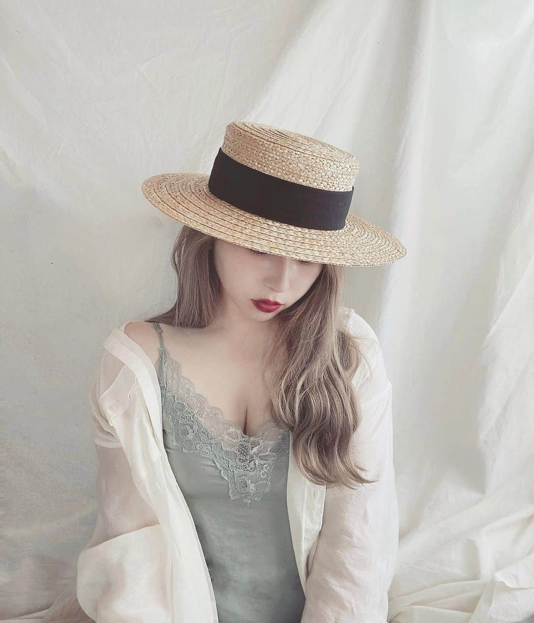 puinpiさんのインスタグラム写真 - (puinpiInstagram)「Hat ： 去年大人気だった石田製帽さん　@ishidaseibou とコラボのストローハット達が今年も登場します♡ ： ： 写真のハットは、50年前のフランスのヴィンテージストロー素材を使った フレンチシックなキャノチェハット。 ： キャノチェとは、フランスのボートの漕ぐ人達が被ってたハットのこと。 ： ：  職人さんが1からハンドメイドでつくる ハットは、質の良さ、カタチが最高なの♡！ ： このヴィンテージ素材をつかったハットは数量限定。 ： ： リボンのデザインをかえたオードリーハットや、バケットハットも登場するのでお楽しみに♡ ： ： 着てるシアーシャツは、　@puishop.official の新作♡！ ： ： #Pui#Puishop#石田製帽#Pui石田製帽#コラボ#ストローハット#キャノチェ#キャノチェハット#カンカン帽#フレンチシック#ヴィンテージ素材#ヴィンテージ#ヴィンテージハット#シアーシャツ#ランジェリー#ヘアスタイル#ヘアカラー#ベージュカラー#ハイトーン#ミルクティーベージュ #プイ」5月6日 21時40分 - puinpi