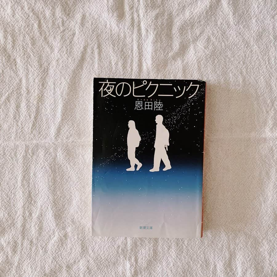 赤坂由梨さんのインスタグラム写真 - (赤坂由梨Instagram)「ㅤㅤㅤ﻿ #bookcoverchallenge last day﻿ ﻿ 勝手に最終日です。﻿ 今日は心底好きな本を3冊📚ㅤㅤㅤ﻿ ﻿ 1 夜のピクニック 恩田陸﻿ 読書が趣味です、と言い始めた頃に読んだ本。﻿ これまでもこれからもずっと好きです﻿ ﻿ 2 本日は、お日柄も良く 原田マハ﻿ 言わずと知れた名作。これがきっかけでマハ好きに。﻿ この作品が好きな人は「総理の夫」も好きなはず。﻿ ﻿ 3 それからはスープのことばかり考えて暮らした 吉田篤弘﻿ 吉田さんの中でもかなり好きな作品。﻿ 美味しいご飯が出てくる小説ばかり好きになったのは﻿ この作品がきっかけかもしれない。﻿ ﻿ ﻿ あまり面白いセレクトが出来なかったな〜🙃🙂ㅤㅤㅤ﻿ 説明はなくていいってなると途端に文章が…笑 過去に個々で感想は載せてあるのでお時間あれば！ㅤㅤㅤ この自粛中にもまた色々読んだのでゆっくり投稿します﻿ ﻿ 次にお願いするのは、﻿ 早く文喫に一緒に行きたい﻿ ちさっちゃん @mistletoe_cf と なおちゃん @_____n2828 👭🏻 ﻿ そして いつも必ず読みたくなる本の紹介をして下さる﻿ ゆいなさん @tu1_book ﻿ よろしくお願い致します🙏♡ ﻿ ブックカバーチャレンジとは、﻿ 読書文化の普及に貢献するためのチャレンジで、﻿ 参加方法は好きな本を1日1冊(表紙のみで説明はなし)﻿ 7日間投稿し、その都度友達を招待するというもの。﻿ (もちろん参加は自由で7冊でなくても良いとのこと◎)﻿ ㅤㅤㅤ﻿ ﻿ #7days #7bookcovers #BookCoverChallenge﻿ #夜のピクニック #恩田陸﻿ #本日はお日柄も良く #原田マハ﻿ #それからはスープのことばかり考えて暮らした ﻿ #吉田篤弘  #yuri__book」5月6日 21時41分 - __fuyuri