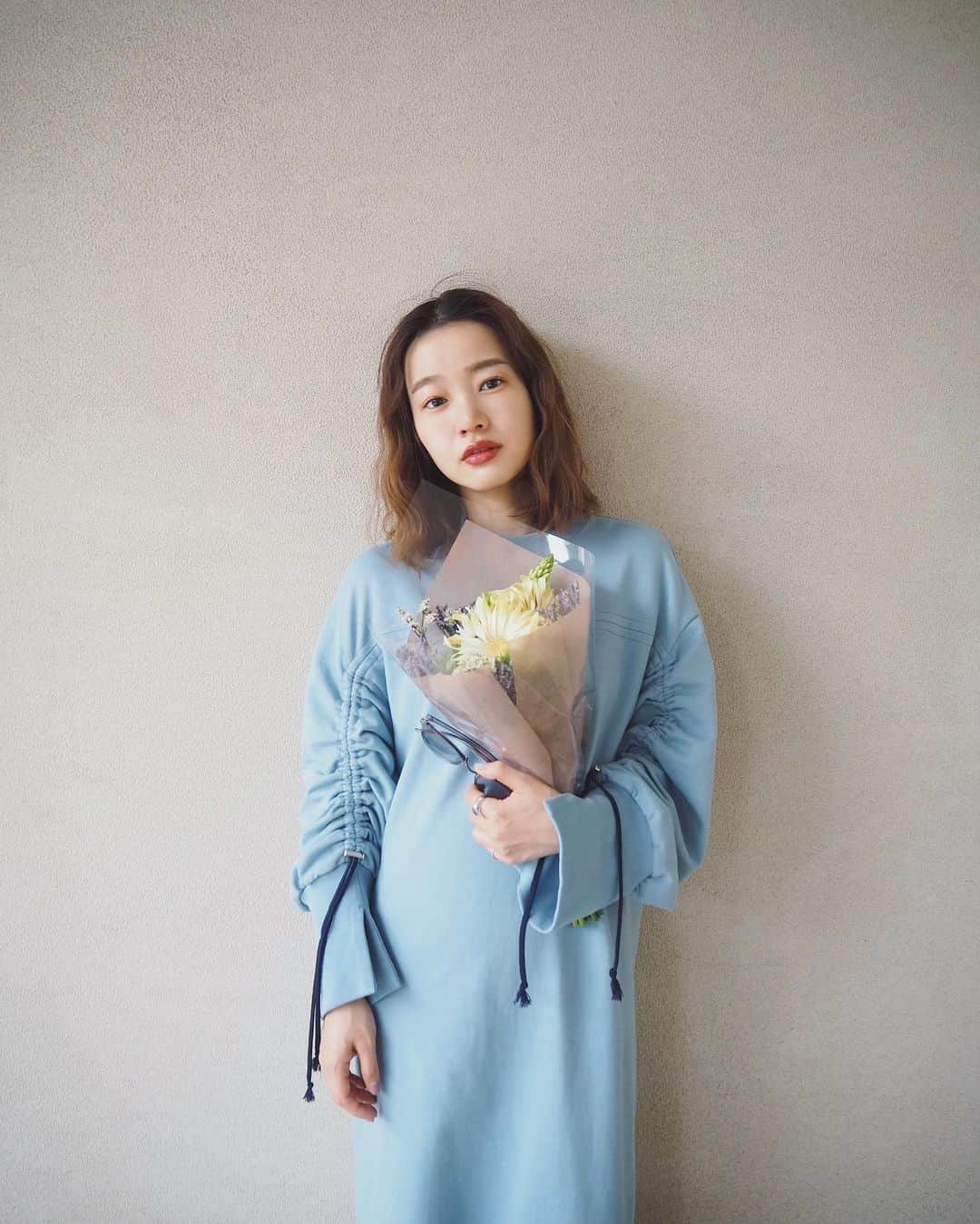 猪鼻ちひろのインスタグラム：「🎽💐👗 コーデ×２✌︎ (スワイプしてね☺︎) お花を買いに行った日。 届いた @j.c.m_official のお洋服を着て、ささっと髪の毛巻いてメイクして、お家の前で写真撮ってもらった📸 新しいお洋服に袖を通したり、お洋服の着心地の良さだったり、久々に撮ってもらったり、、ちょっと照れ臭くもあるけど(ご飯ばっかり撮ってたからな笑)テンション上がるね♡ #ちひろのお洋服 #150cmコーデ #おチビの輪 #jcm #ジェイシーエム」