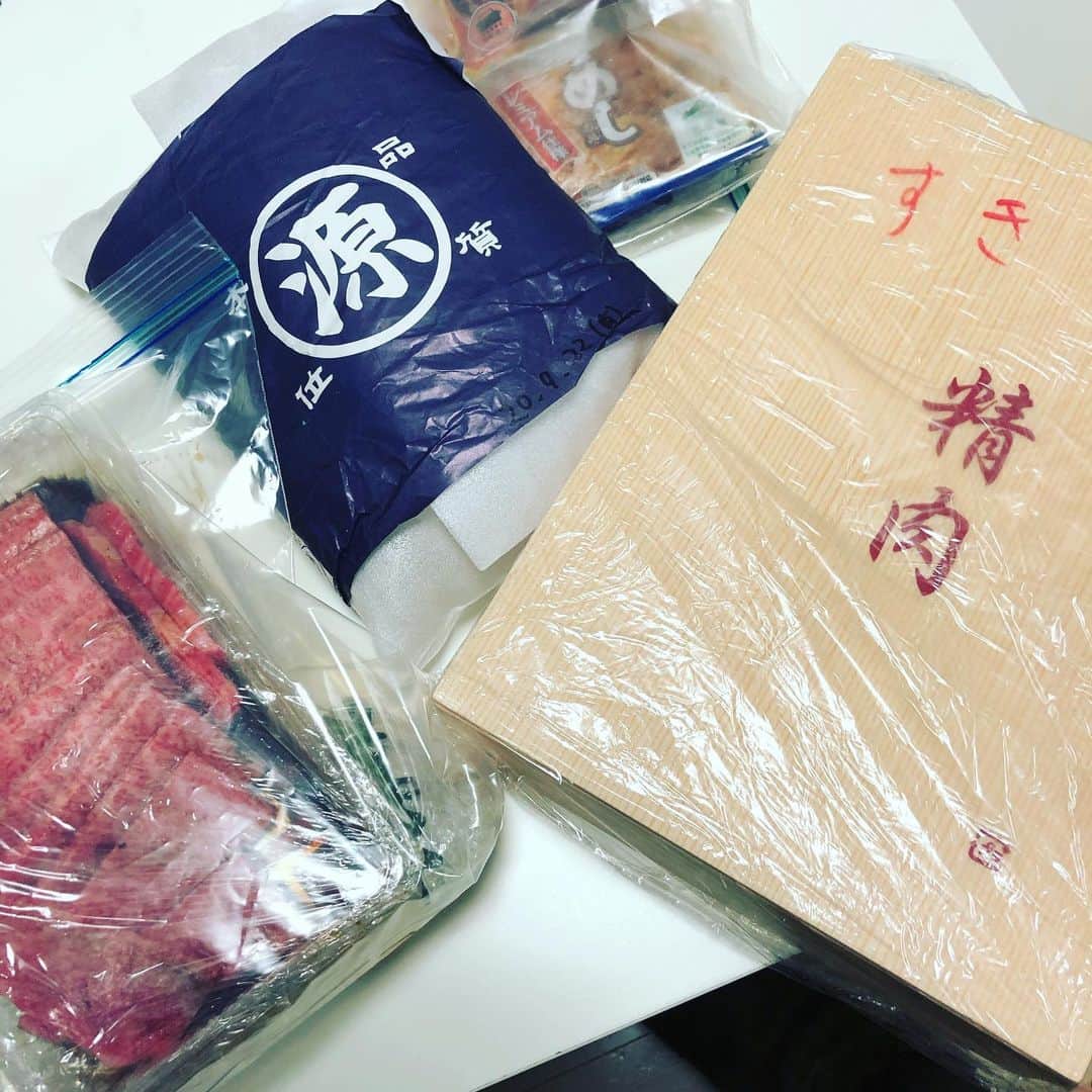 のインスタグラム：「きた‼️きた‼️きた‼️ ホントに🥩きたーーっ‼️ ギャハハ😁嬉しい😁コメントしてみるもんだなー  トーモーイーツ‼️ @tomokazu19770818」
