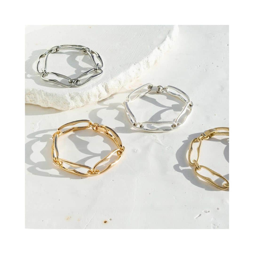 コレカウのインスタグラム：「ㅤㅤㅤㅤㅤㅤㅤㅤㅤㅤㅤㅤㅤ チェーンブレスレット ✨ ㅤㅤㅤㅤㅤㅤㅤㅤㅤㅤㅤㅤㅤ ㅤㅤㅤㅤㅤㅤ GOLDY リンクチェーンブレスレット ¥1,870(in tax) ㅤㅤㅤㅤㅤㅤㅤㅤㅤㅤㅤㅤㅤ ㅤㅤㅤㅤㅤㅤㅤㅤㅤㅤㅤㅤㅤ  ㅤㅤㅤㅤㅤㅤㅤㅤㅤㅤㅤㅤㅤ  #goldyacc #メタルブレスレット #ブレスレット #アクセサリー #手元コーデ #summerfashion #ladysfashion #perky_room #韓国ファッション #夏コーデ #シンプルコーデ #大人カジュアル #カジュアルコーデ #サマーコーデ #accessories #fashion #chao_app #zozotown」