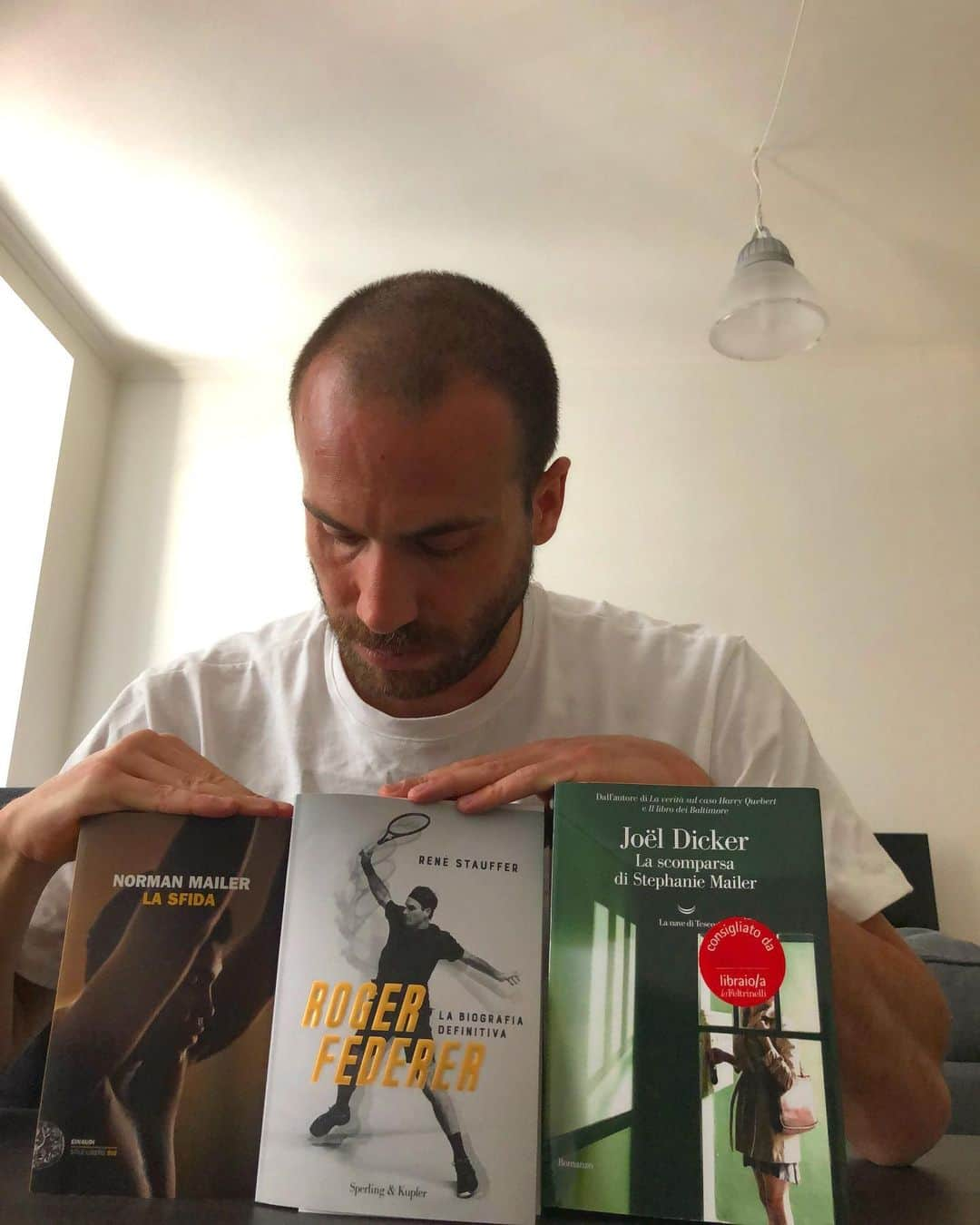 ロレンツォ・デ・シルヴェストリのインスタグラム：「Libri da Quarantena. Part 1. 📖 📚  Si accettano consigli!  #quarantinelife #joeldicker #rogerfederer  #normanmailer #muhammadali」