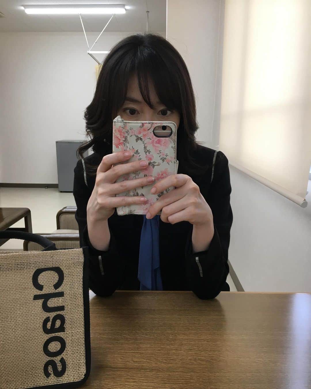 小橋めぐみのインスタグラム：「💐💐💐 木曜ミステリー 『警視庁・捜査一課長2020』 第5話に出演します。 明日5月7日(木) 20:00〜  テレビ朝日にて放送です。ぜひ！ #捜査一課長 tv-asahi.co.jp/ichikacho2020/ 💐💐💐 台本や飲み物を入れて持ち歩く現場バッグ、今回は雑誌エクラの付録の『こでかけバッグ』にしてました👜 #警視庁捜査一課長 #楽屋にて」