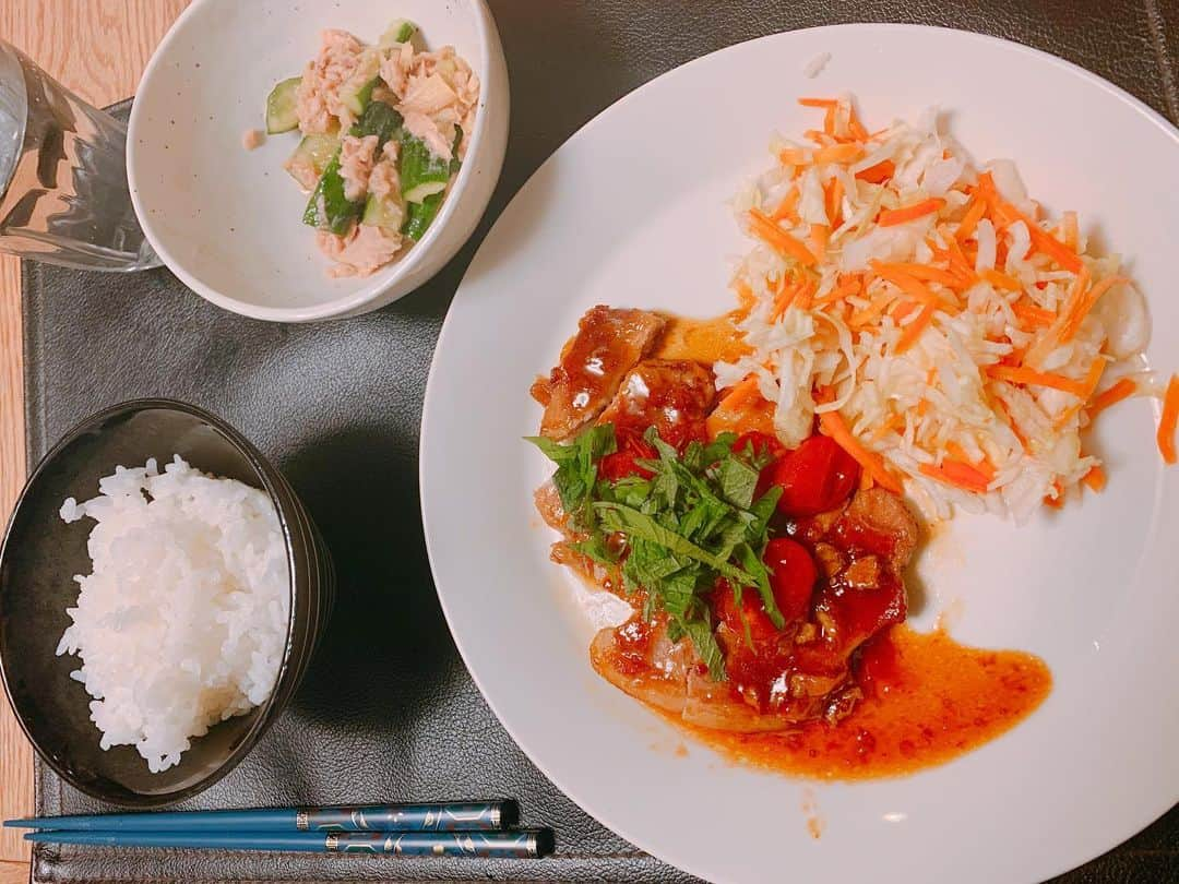 川谷修士さんのインスタグラム写真 - (川谷修士Instagram)「パパ晩ご飯 オイシックスさん今日もありがとうございます。美味しく簡単にできましたです。sideのたたききゅうりのさっぱりツナ和えにはしょうがの千切りが入ってるねんけど、子供らあかんかなーと思ってたら全然いけるのね。成長してるな。mainの豚ロースのトマト照り焼き、豚ロースが柔らかく、煮つめも上手くいって美味しかったです。しかし、自粛のこの時期、おとんがご飯作ってる投稿多いな（笑）俺もしかりやがな。 #オイシックス #kit #笠原流豚ロースのトマト照り焼き  #たたききゅうりのさっぱりツナ和え  #2丁拳銃 #川谷修士 #おとん  #晩ご飯」5月6日 21時50分 - 2chokenju_shuji